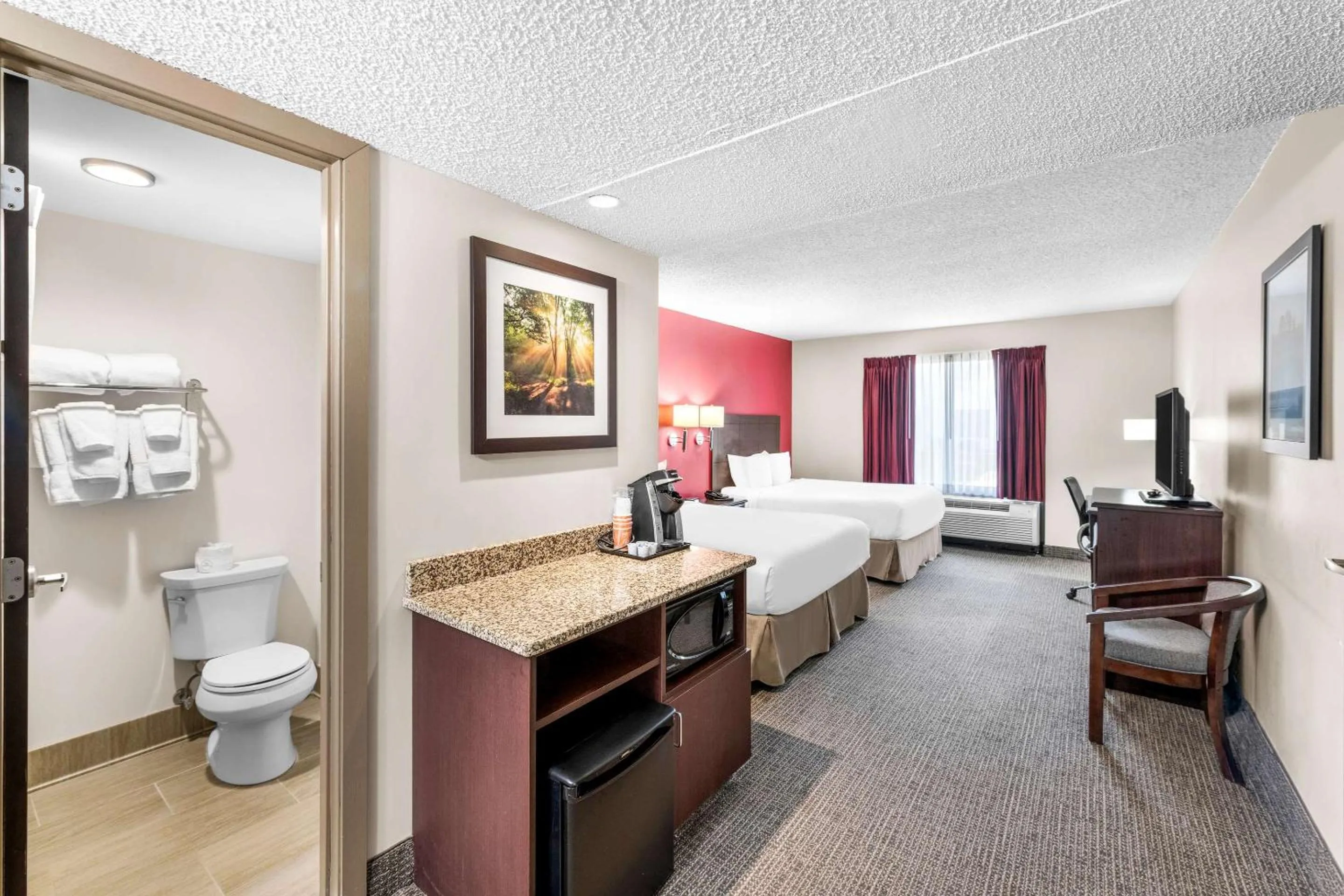 Bedroom, Bed in Ramada by Wyndham Columbus Hotel & Conference Center