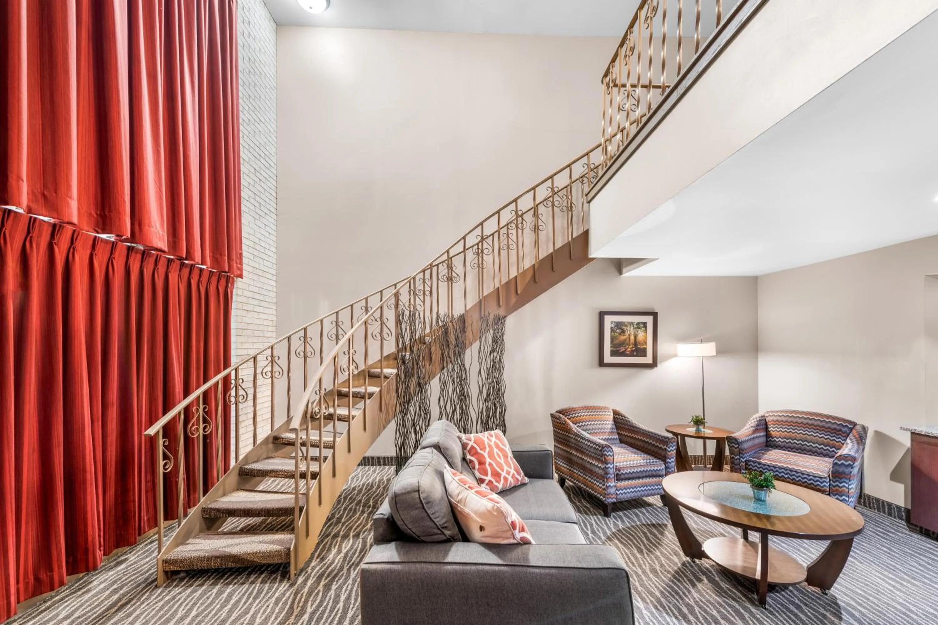 Living room in Ramada by Wyndham Columbus Hotel & Conference Center