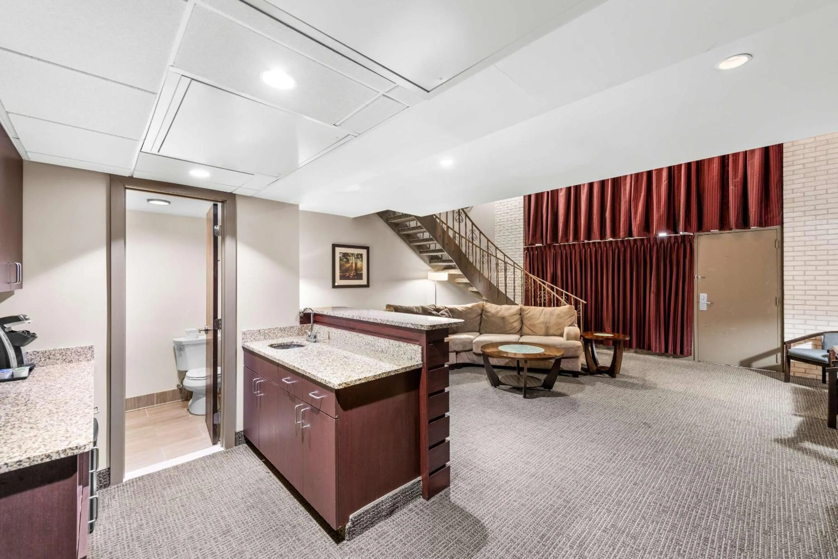 Bedroom in Ramada by Wyndham Columbus Hotel & Conference Center