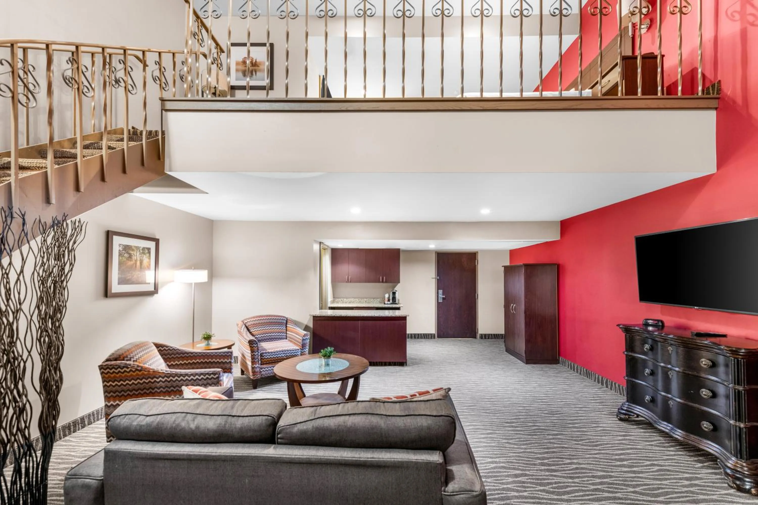 Living room in Ramada by Wyndham Columbus Hotel & Conference Center