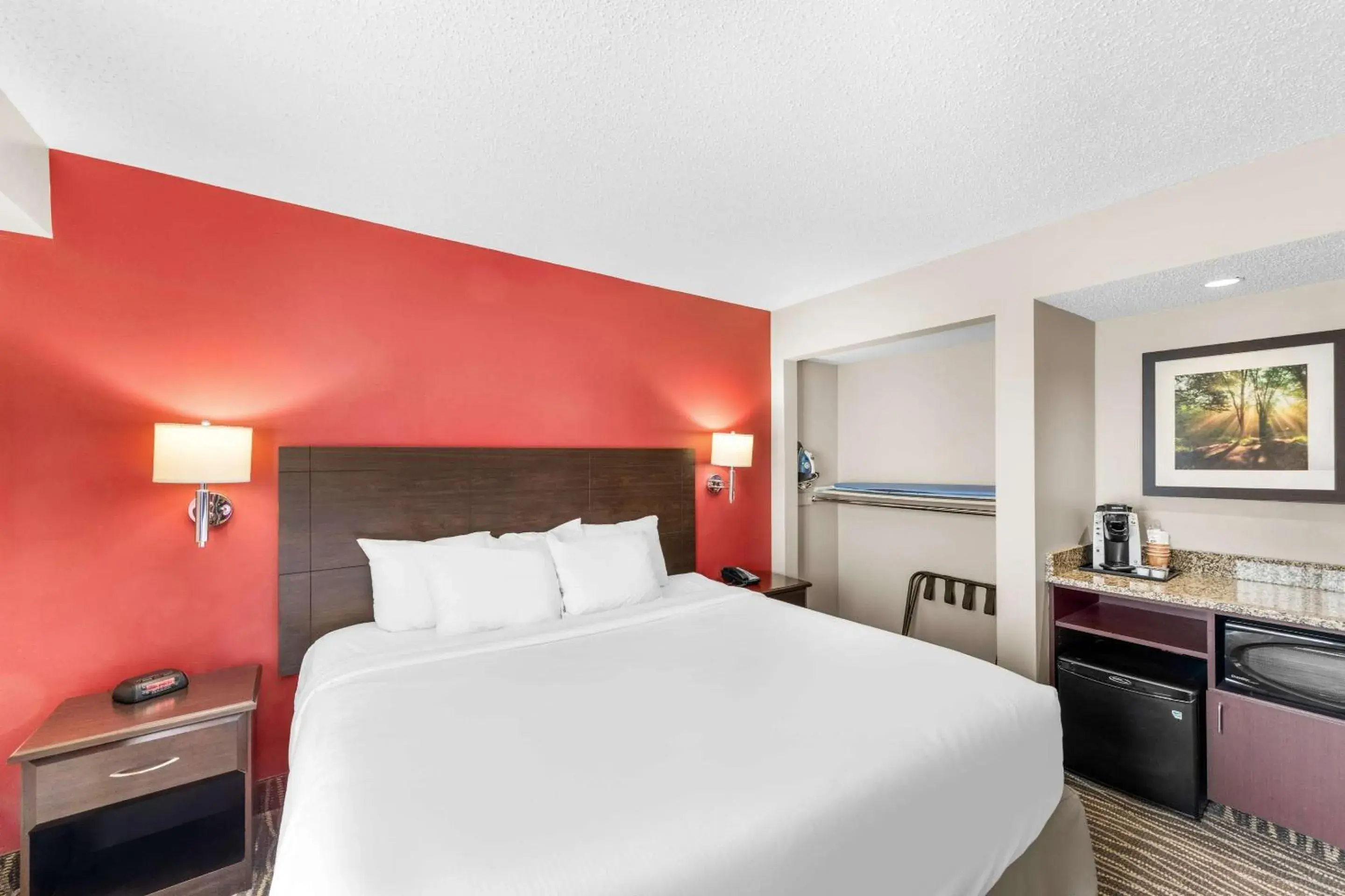 Bedroom, Bed in Ramada by Wyndham Columbus Hotel & Conference Center Bedroom, Bed in Ramada by Wyndham Columbus Hotel & Conference Center
