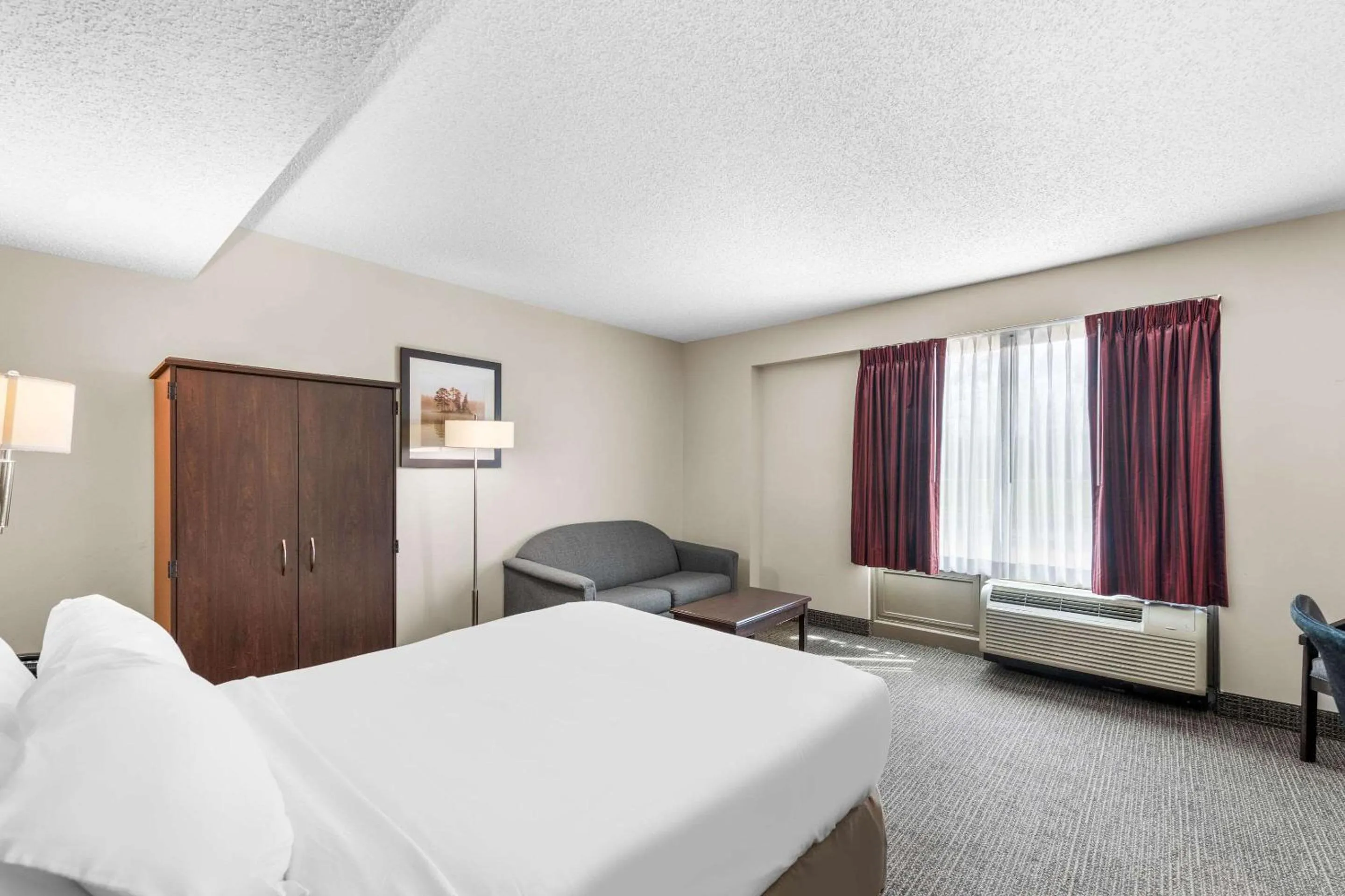 Bedroom, Bed in Ramada by Wyndham Columbus Hotel & Conference Center
