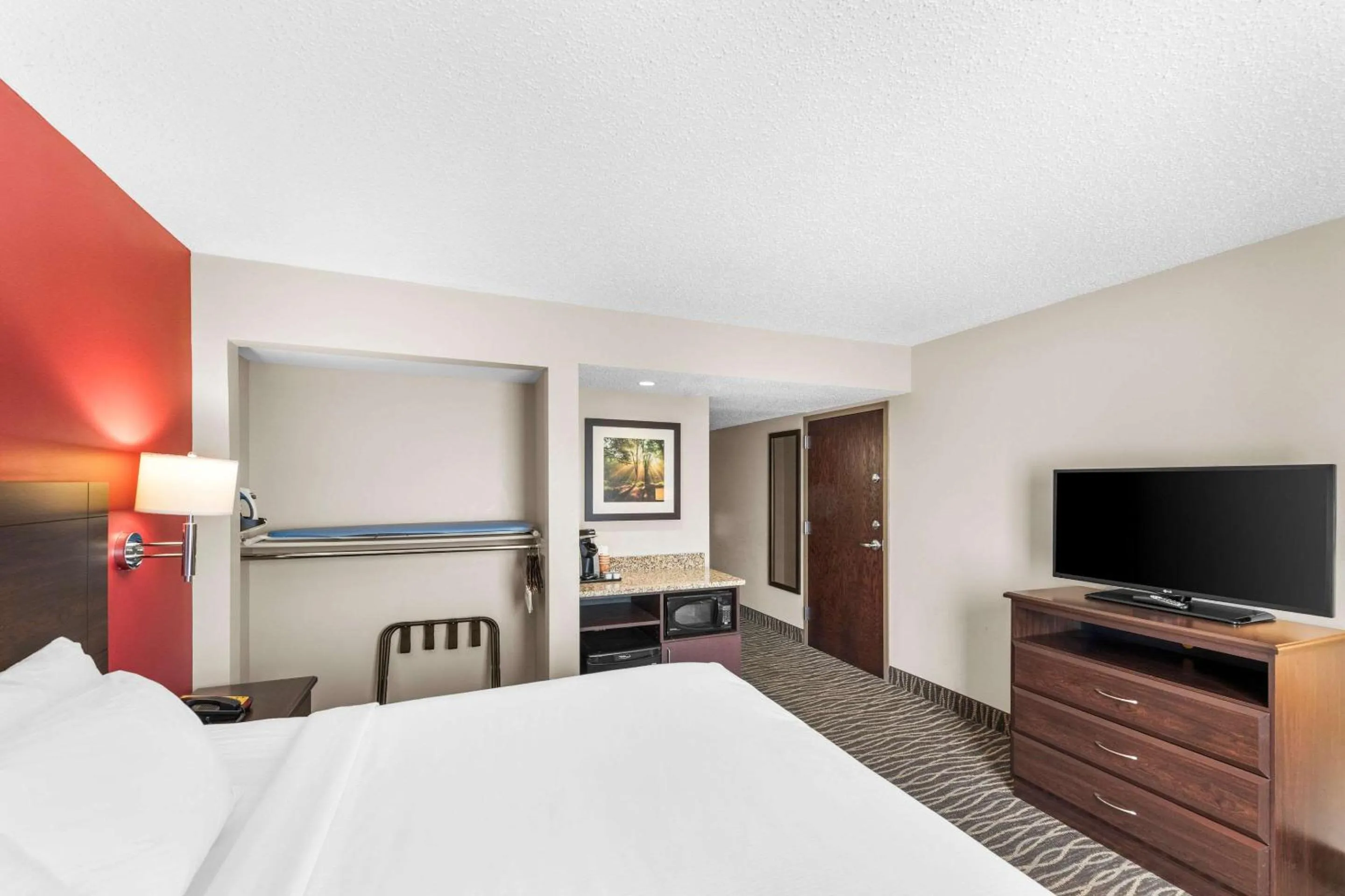 Bedroom, Bed in Ramada by Wyndham Columbus Hotel & Conference Center
