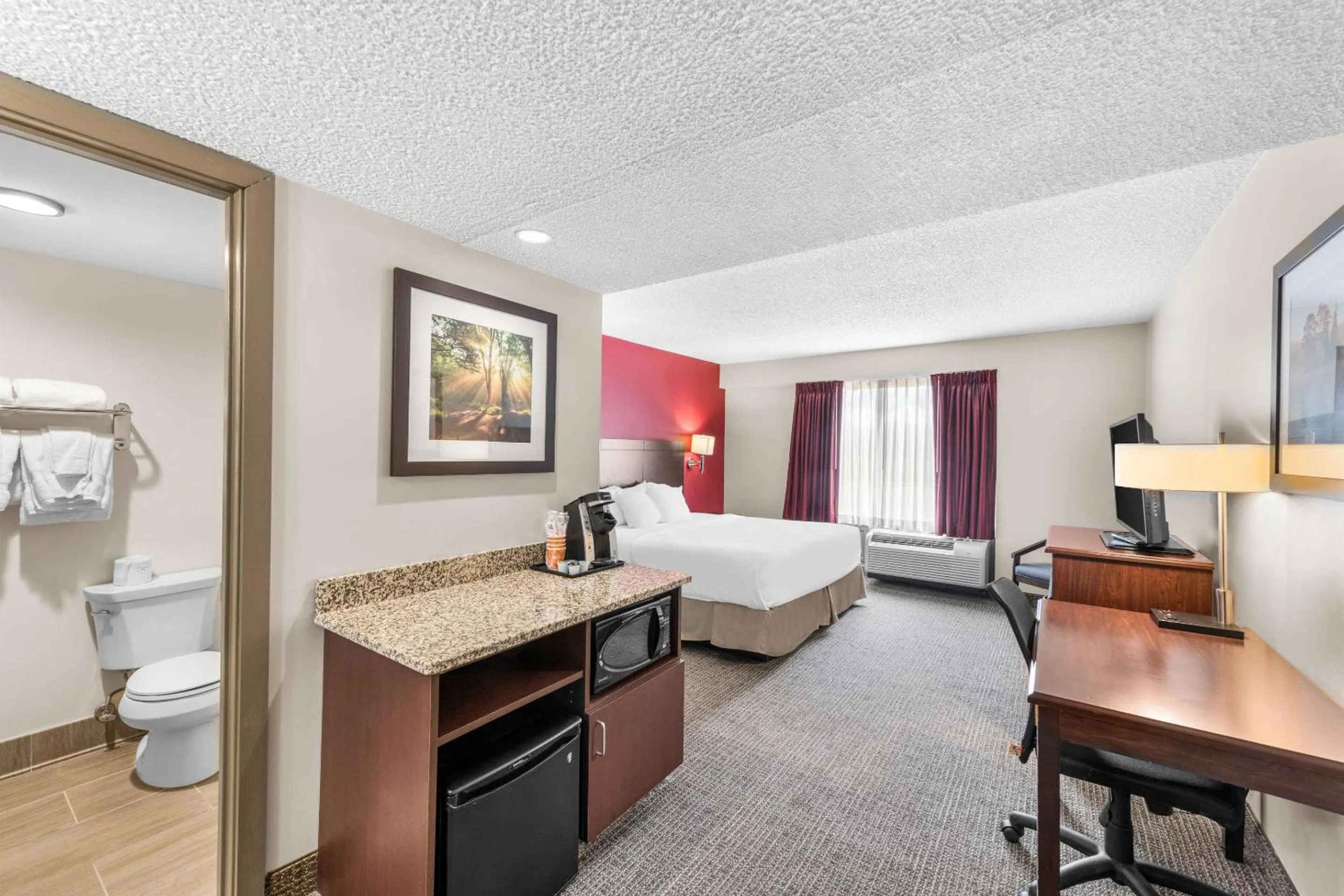 Bedroom, Bed in Ramada by Wyndham Columbus Hotel & Conference Center