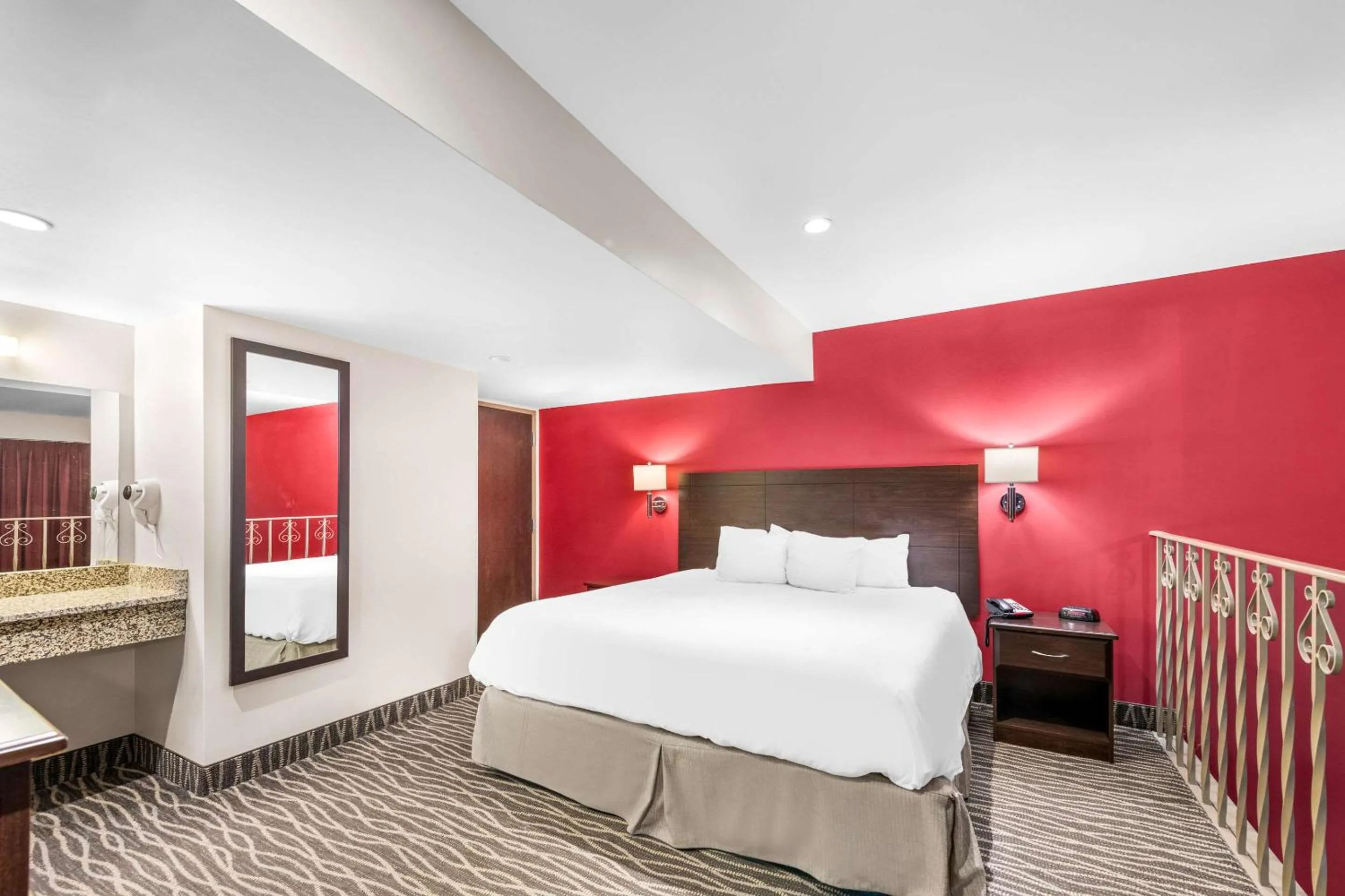 Bedroom, Bed in Ramada by Wyndham Columbus Hotel & Conference Center
