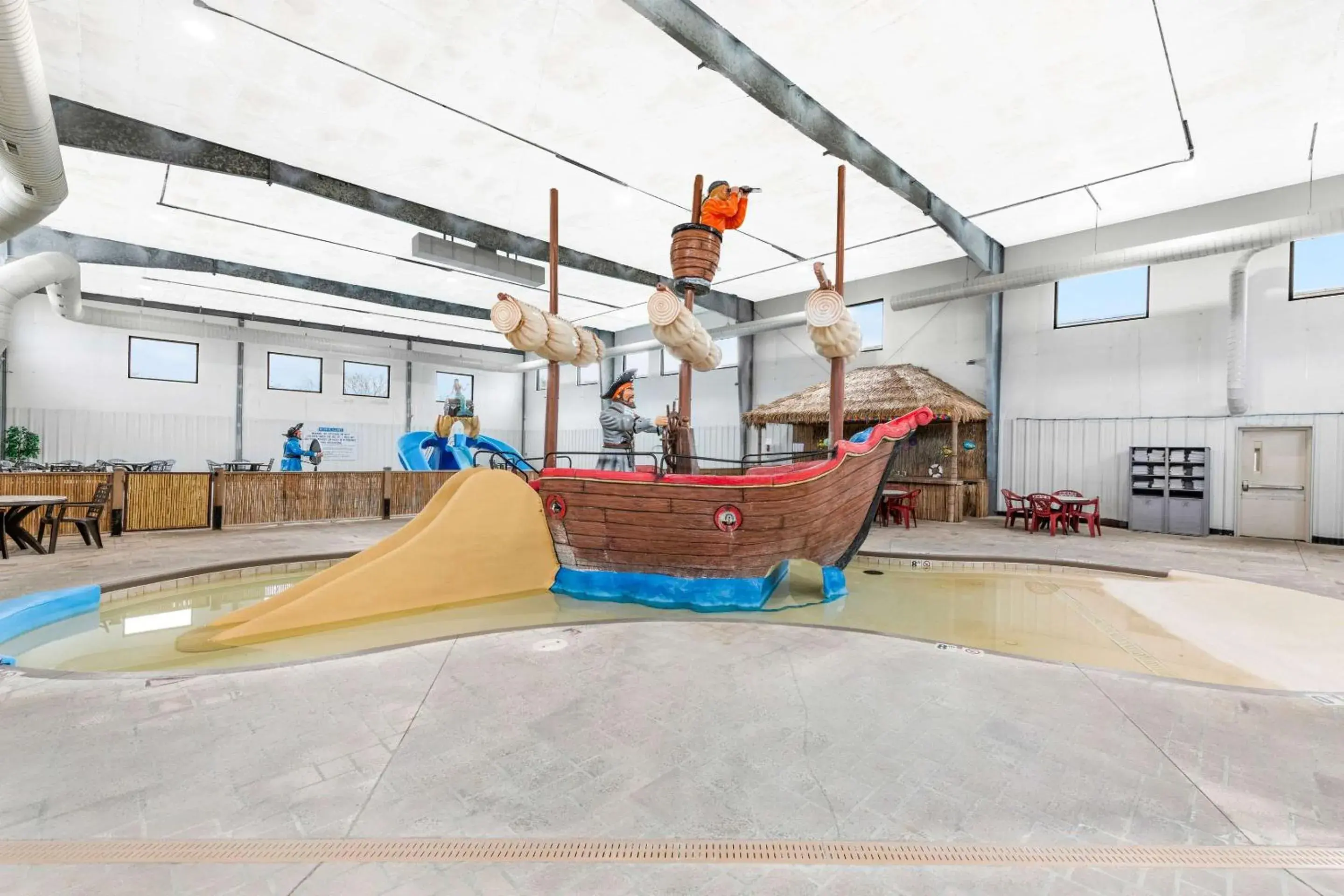 Swimming pool in Ramada by Wyndham Columbus Hotel & Conference Center Swimming pool in Ramada by Wyndham Columbus Hotel & Conference Center