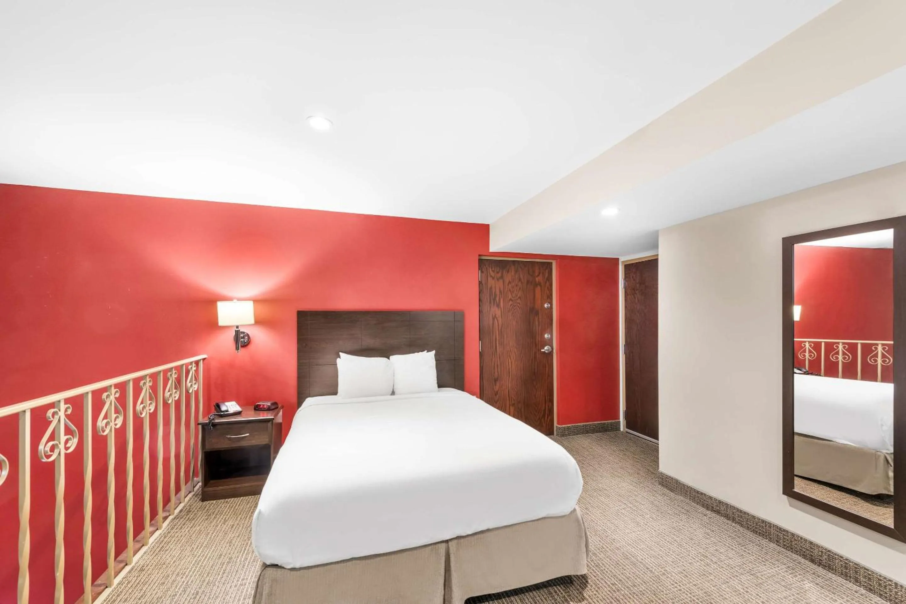 Bedroom, Bed in Ramada by Wyndham Columbus Hotel & Conference Center