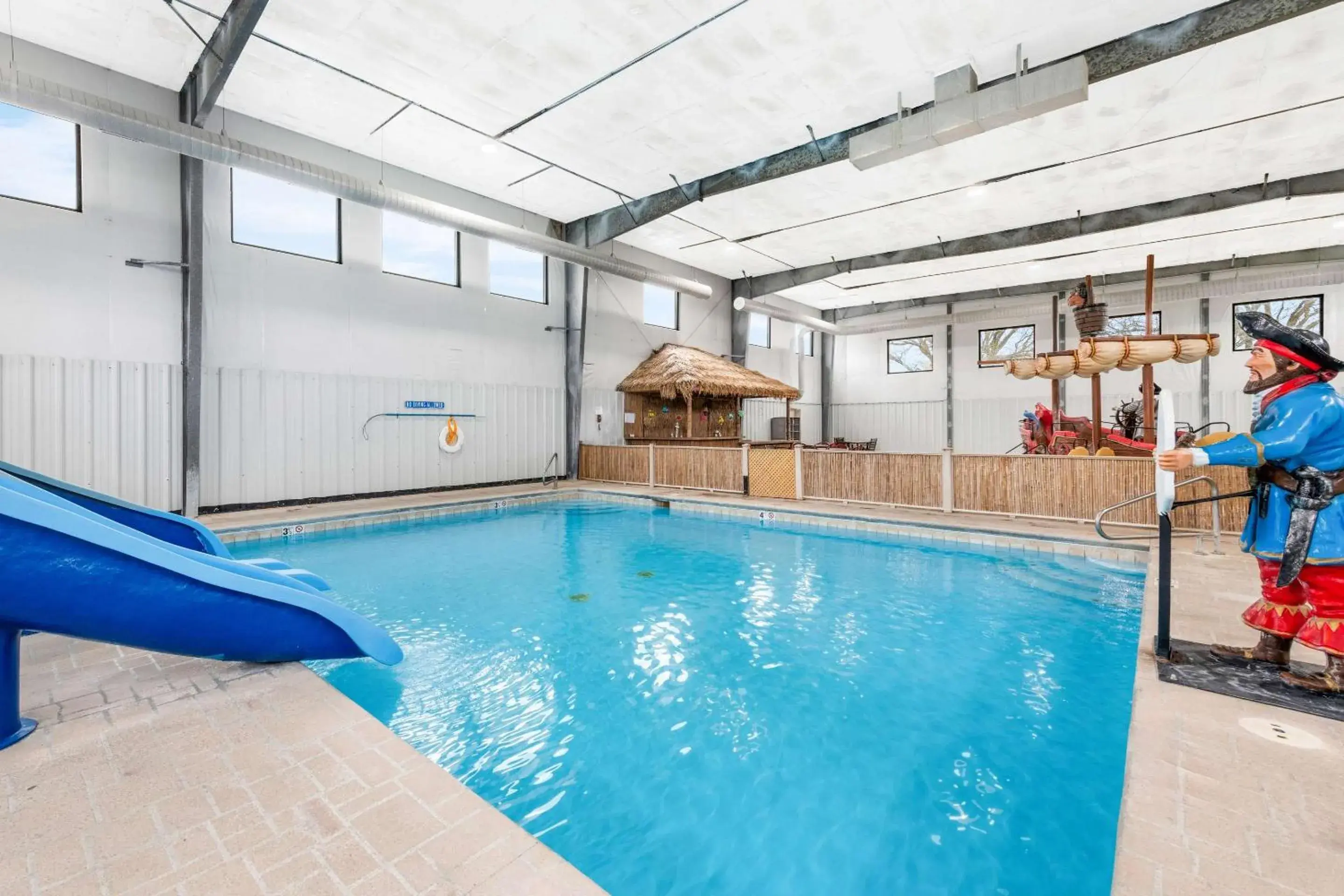 Swimming pool in Ramada by Wyndham Columbus Hotel & Conference Center Swimming pool in Ramada by Wyndham Columbus Hotel & Conference Center