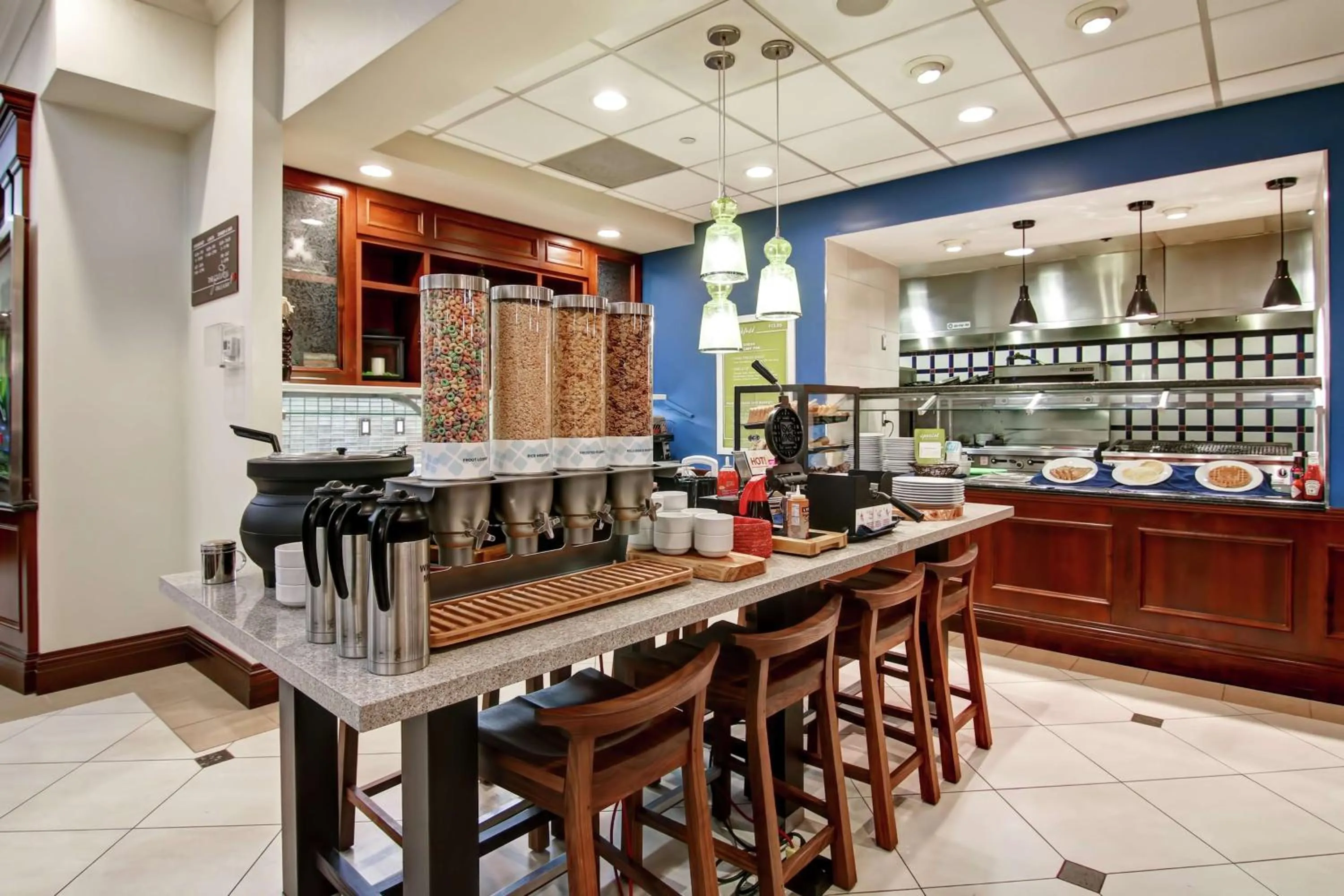 Dining area in Hilton Garden Inn Toronto/Burlington