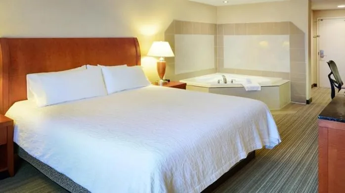 Bed in Hilton Garden Inn Toronto/Burlington