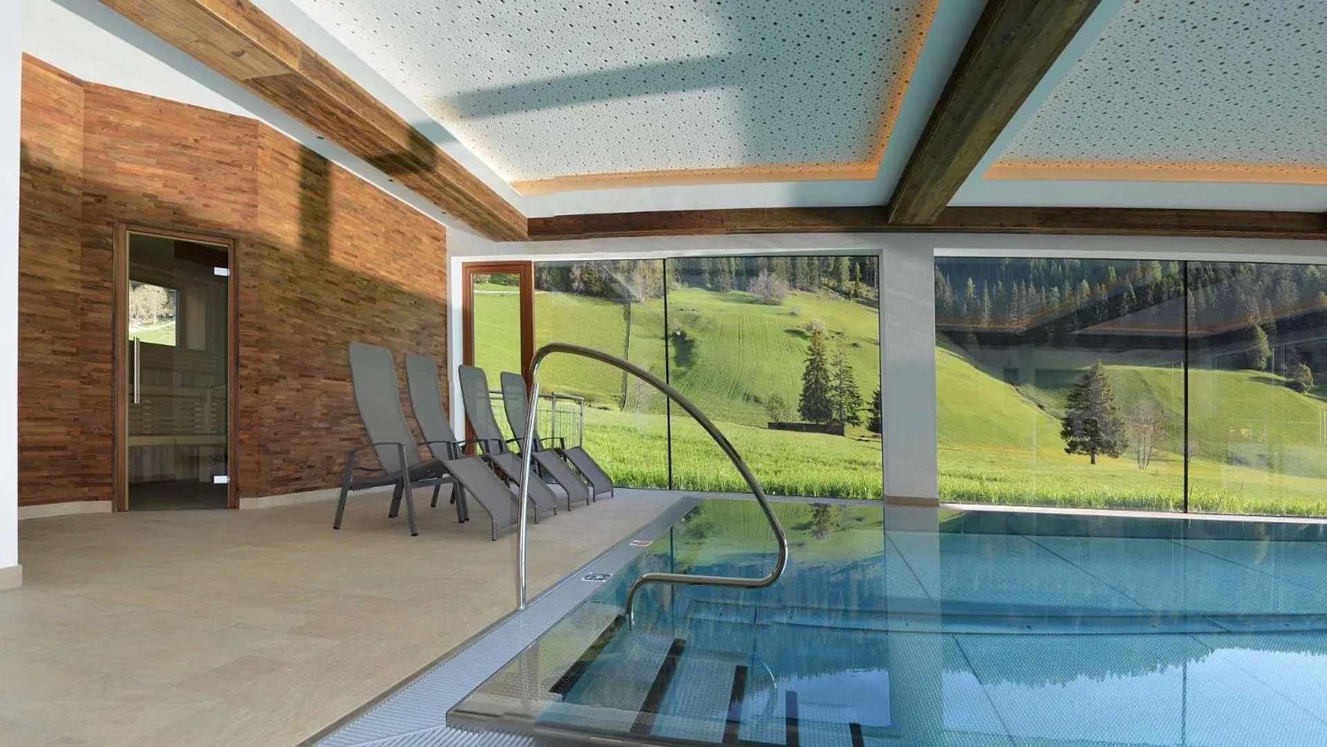 Swimming pool in Hotel Trenker