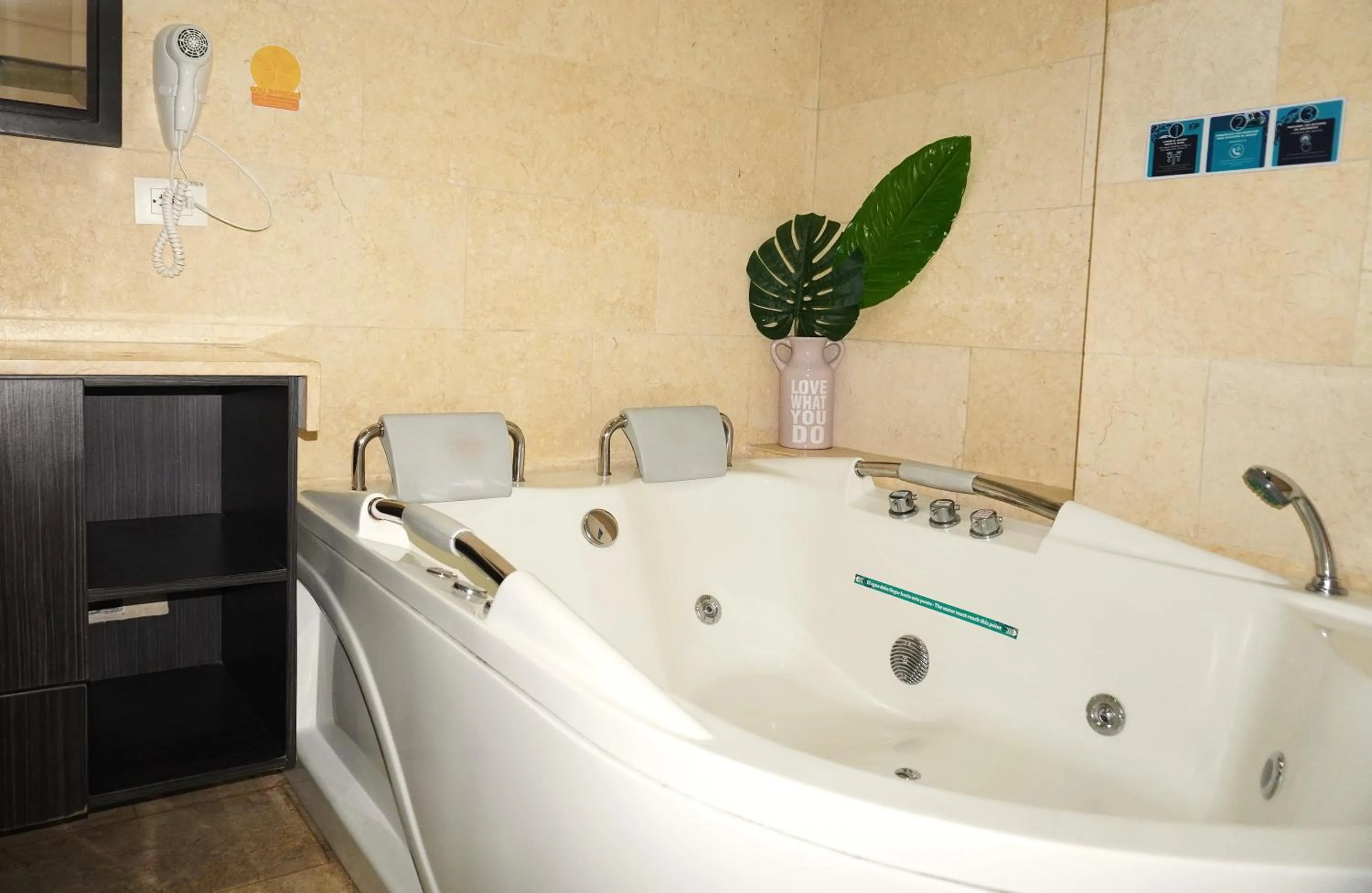 Hot Tub in Hotel Bolivariana Plaza Medellin