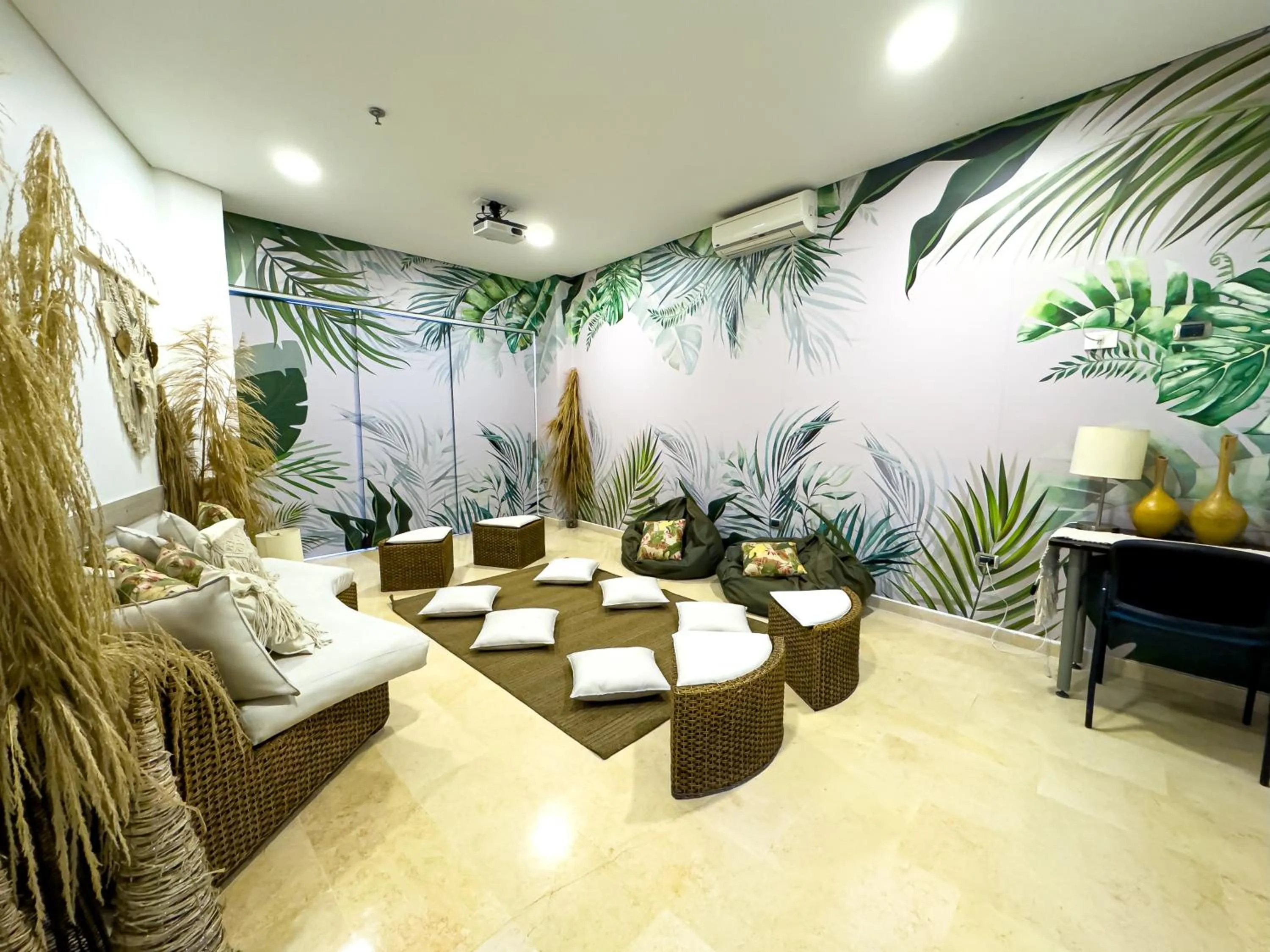 Living room in Hotel Bolivariana Plaza Medellin