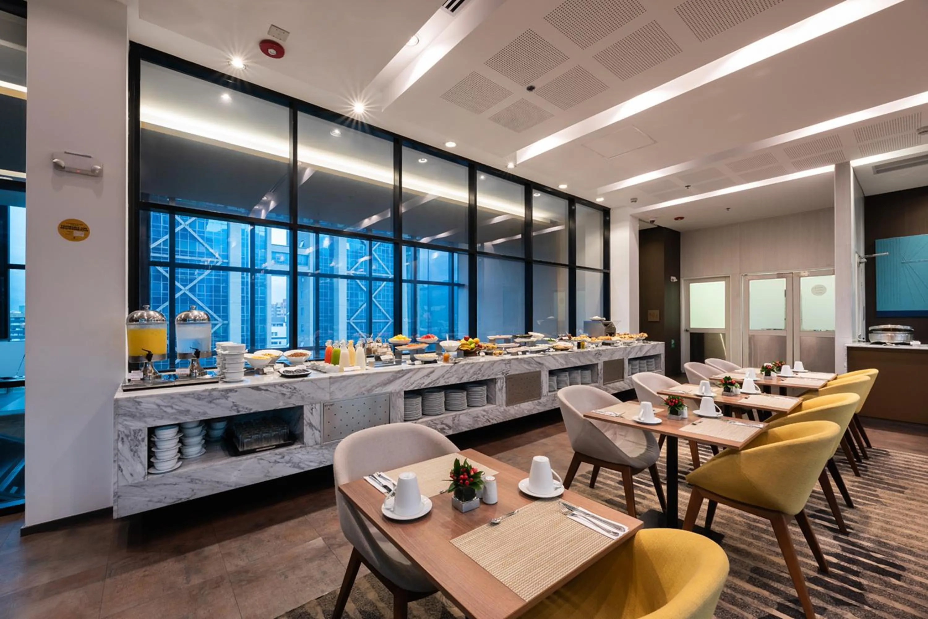 Restaurant/places to eat in Hotel Estelar Square