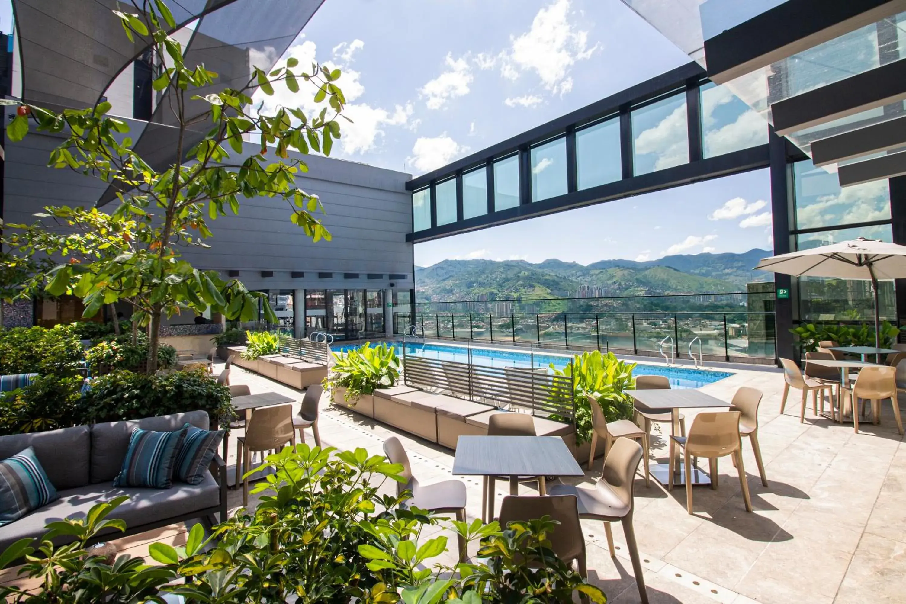 Swimming pool in Hotel Estelar Square Swimming pool in Hotel Estelar Square