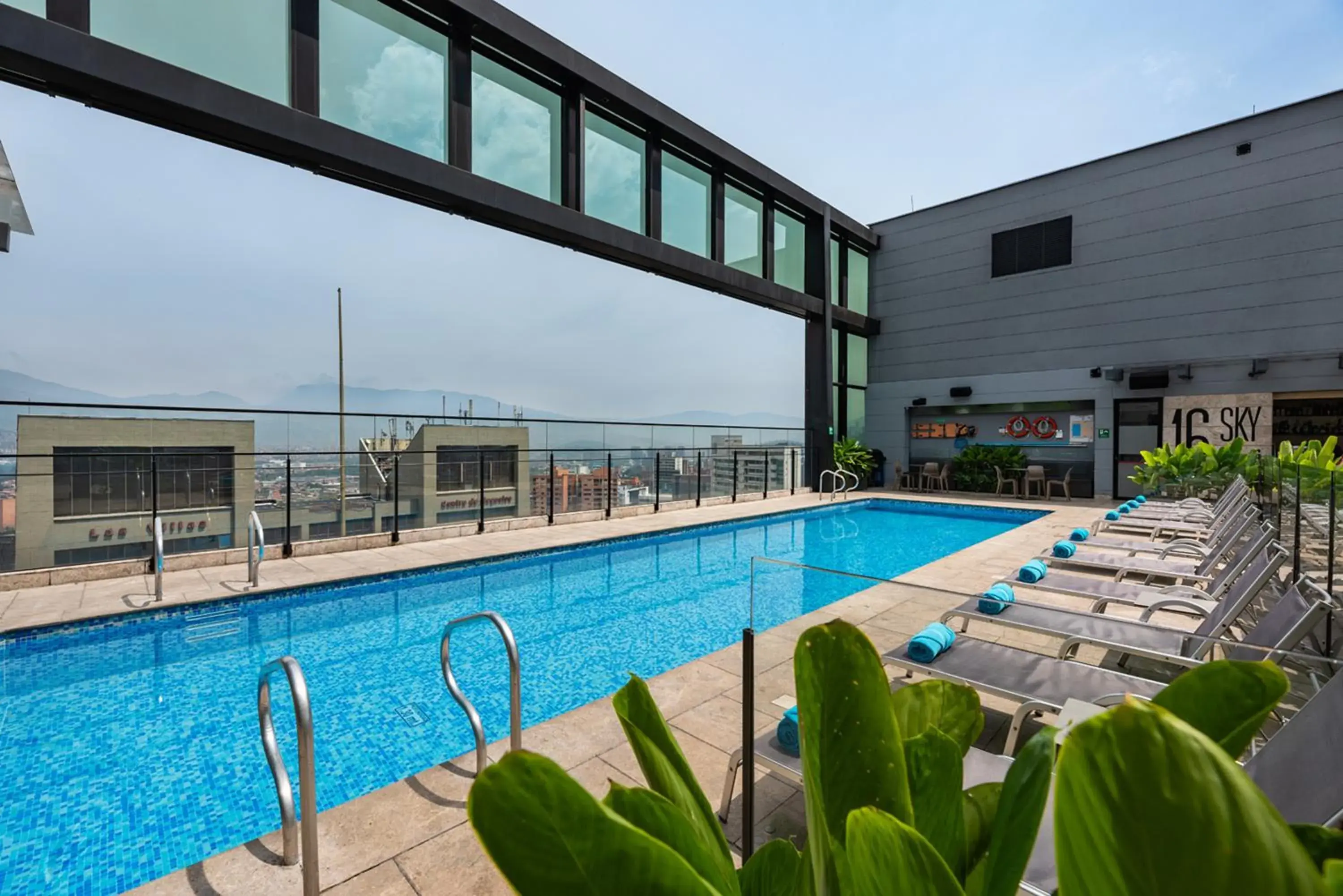 Swimming pool in Hotel Estelar Square Swimming pool in Hotel Estelar Square