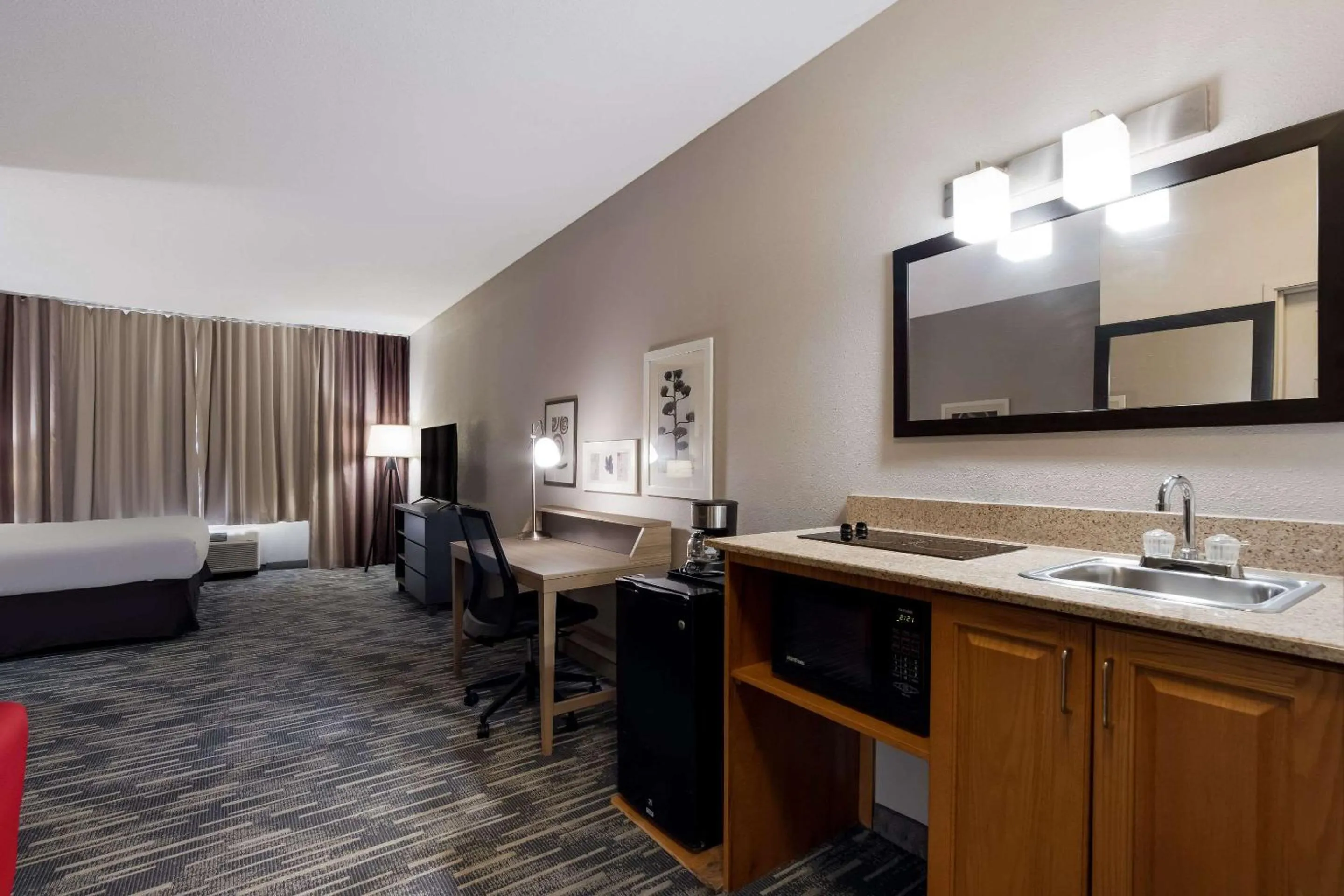 Bedroom, Bed in Country Inn & Suites by Radisson, Augusta at I-20, GA