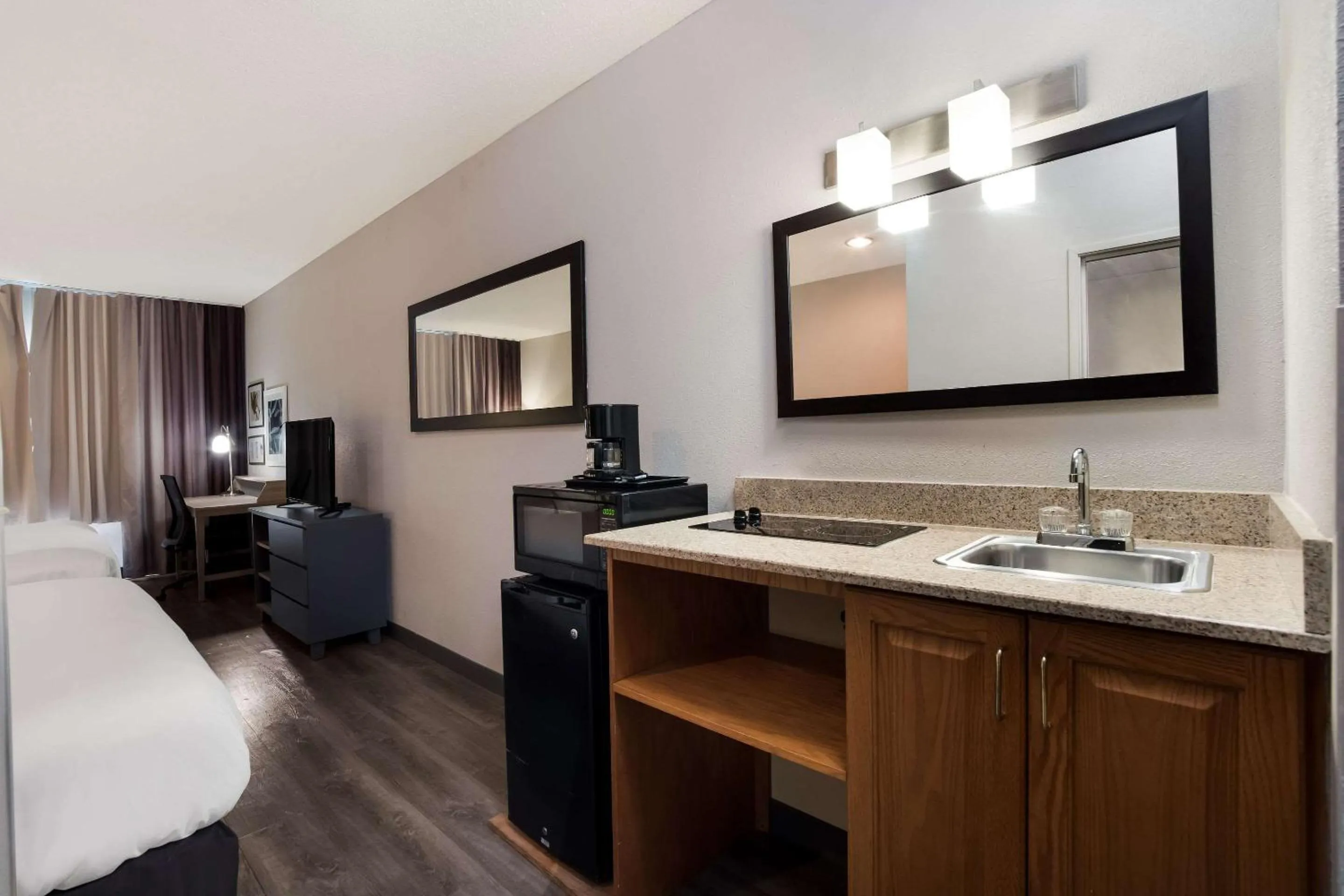 Bedroom, Bed in Country Inn & Suites by Radisson, Augusta at I-20, GA