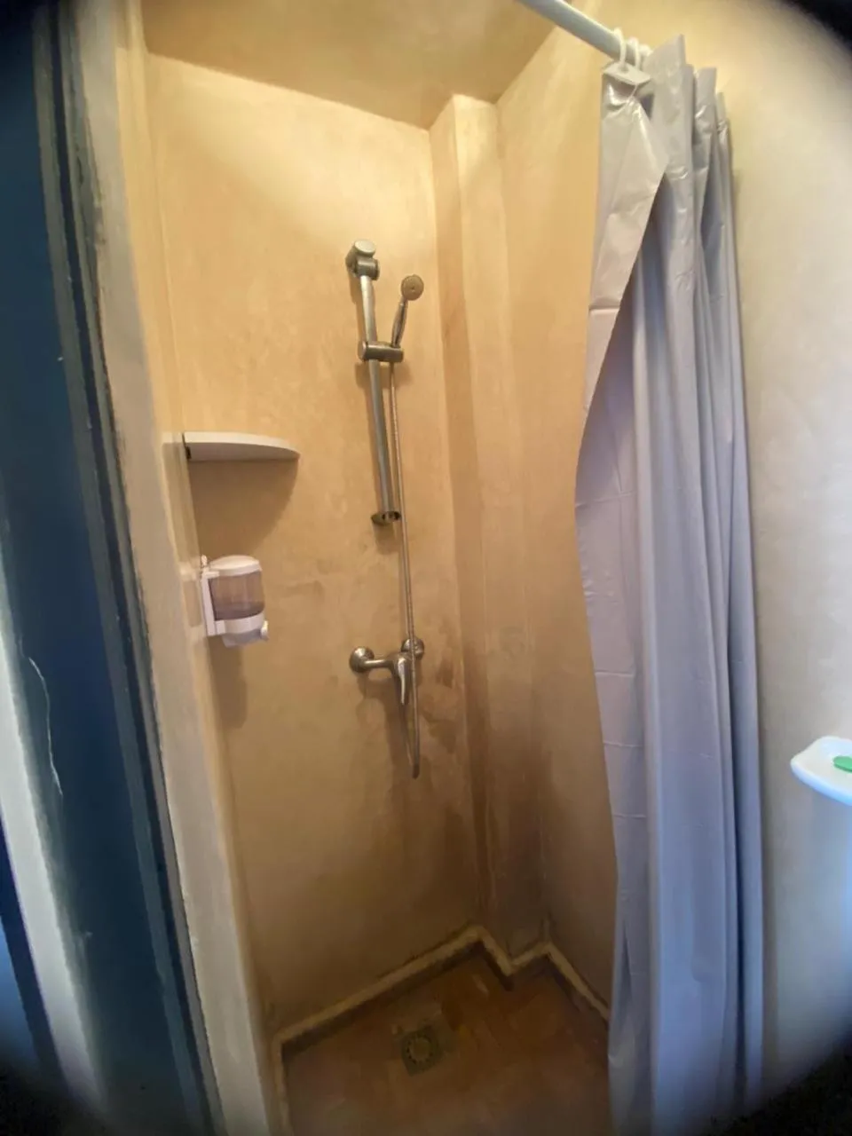Shower in Tweets Hotel