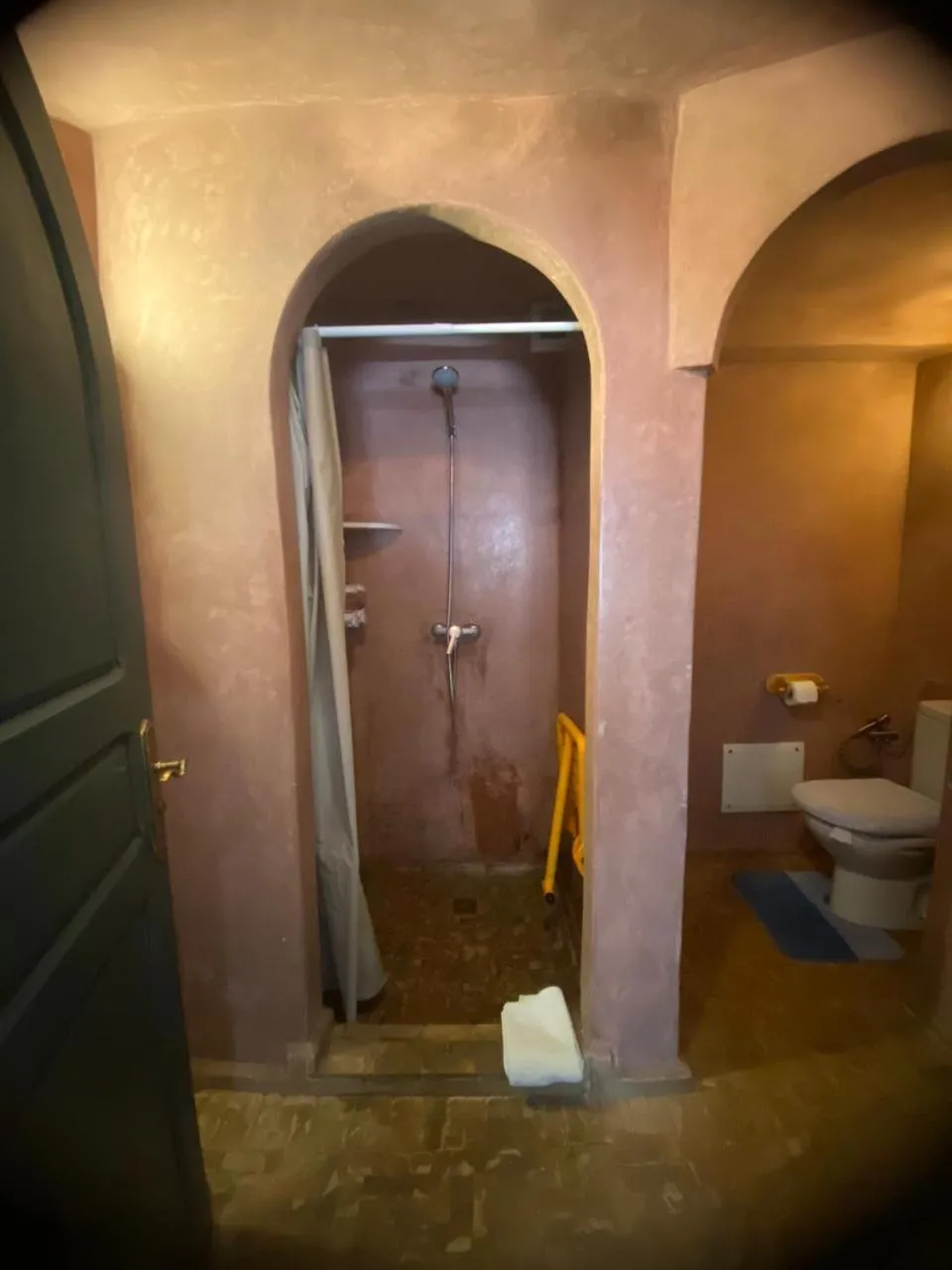 Shower in Tweets Hotel