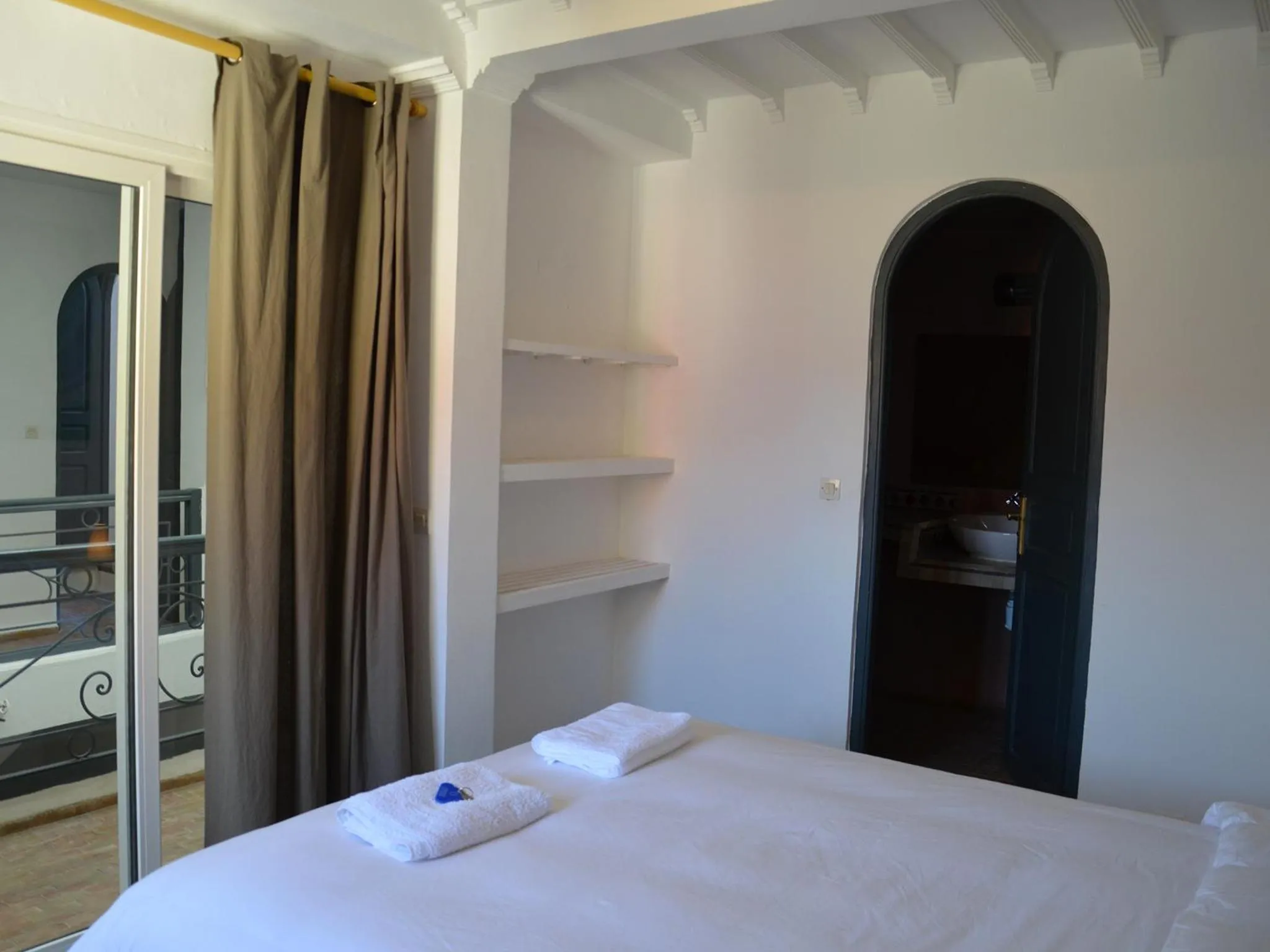 Photo of the whole room, Bed in Tweets Hotel