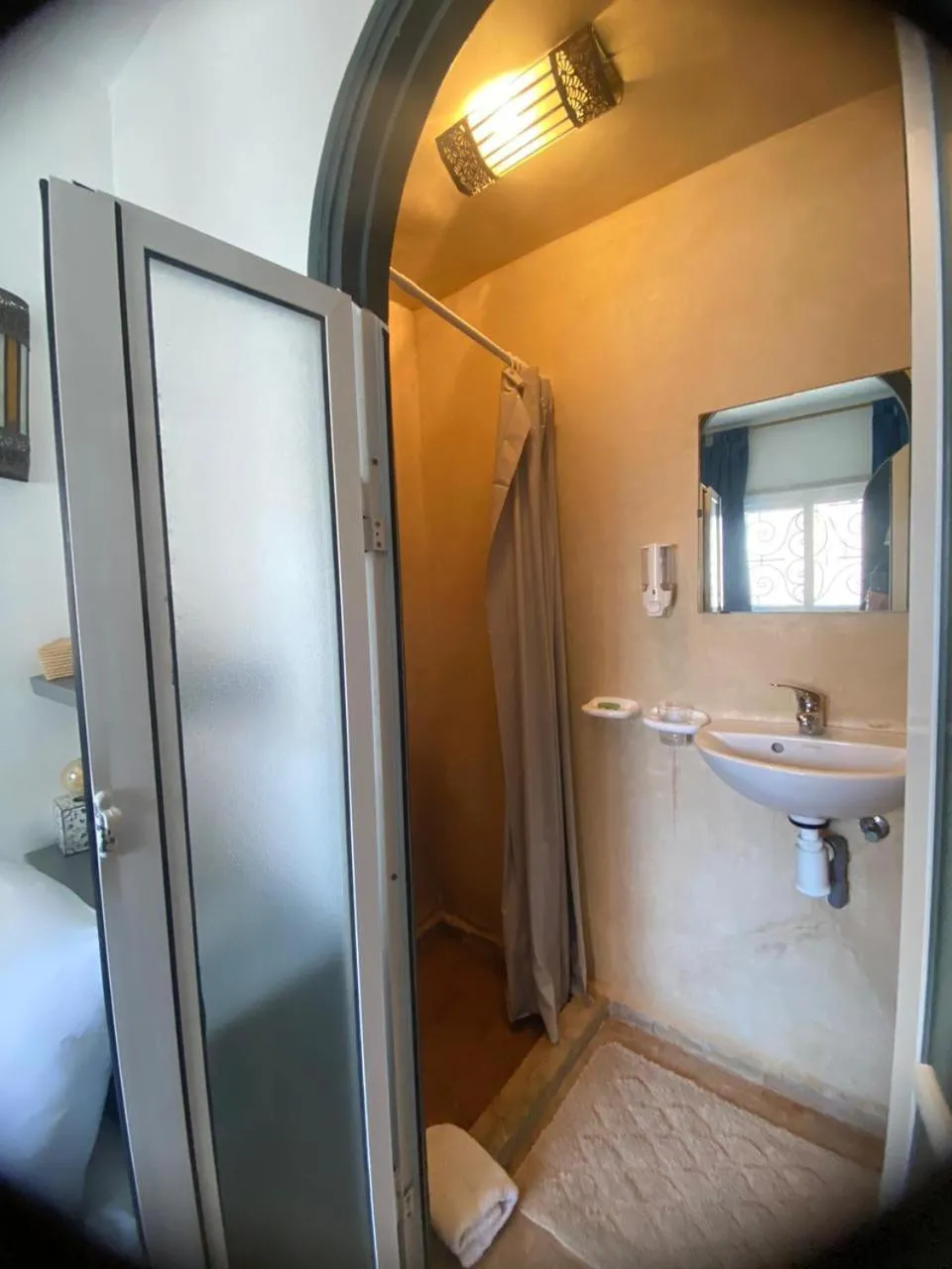 Shower in Tweets Hotel
