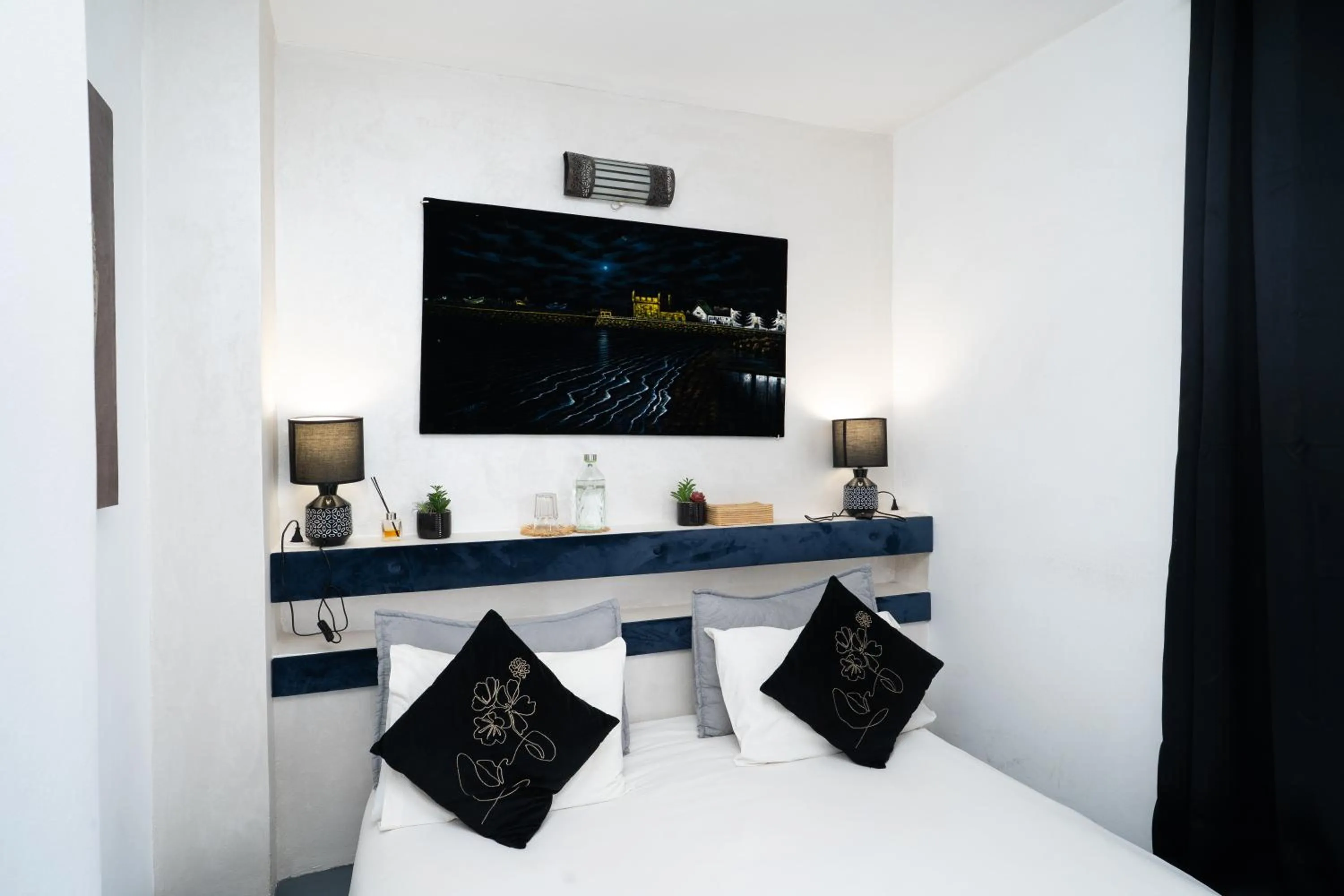 Bed in Tweets Hotel