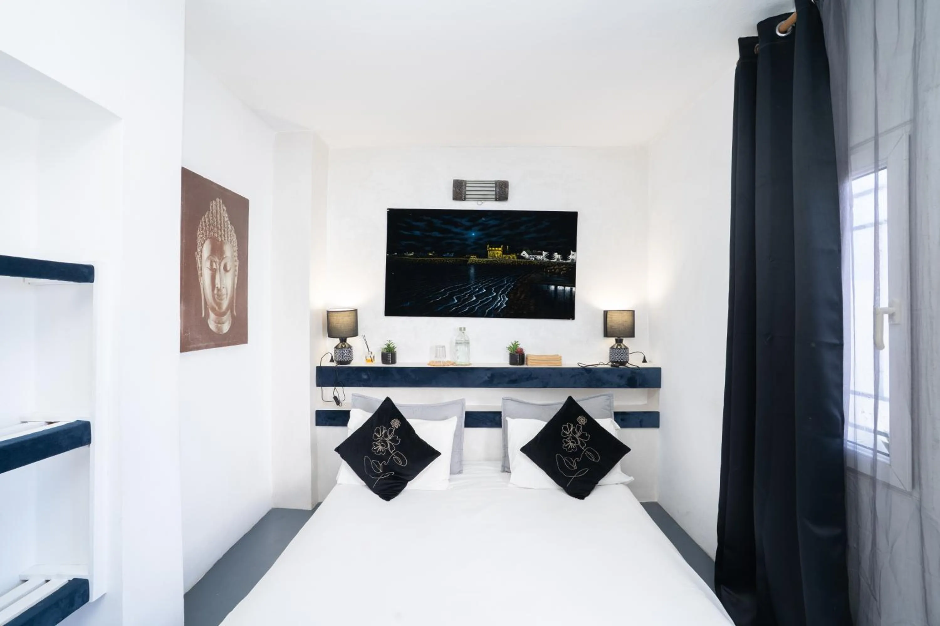 Bed in Tweets Hotel