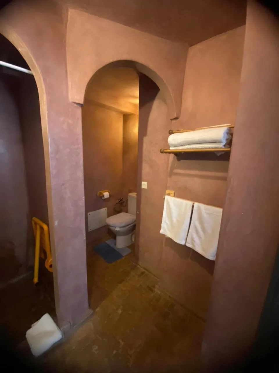 Shower in Tweets Hotel