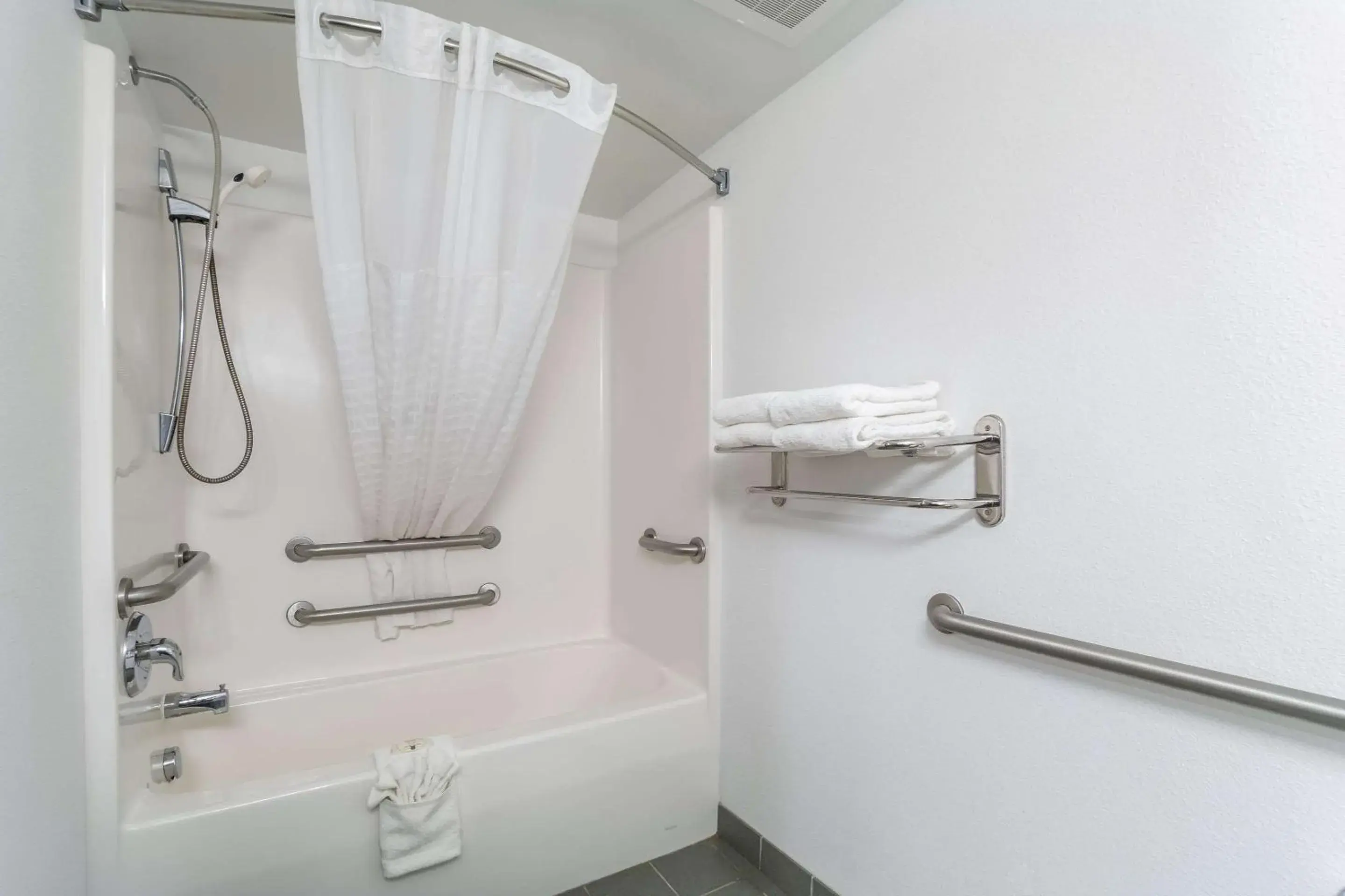 Bathroom in Quality Inn & Suites Augusta I-20 Bathroom in Quality Inn & Suites Augusta I-20