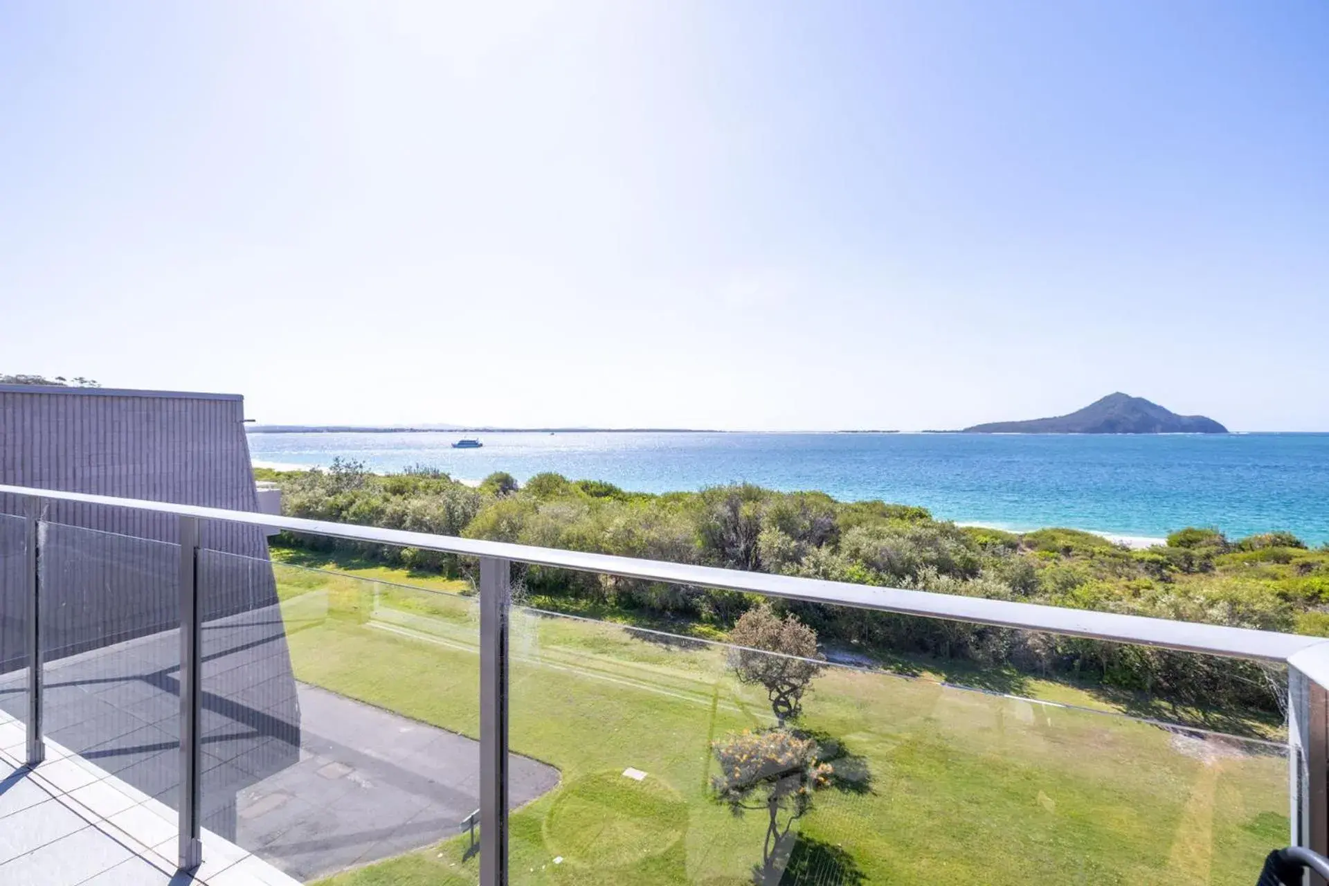Luskin Lodge 11 stunning water views Luskin Lodge 11 stunning water views