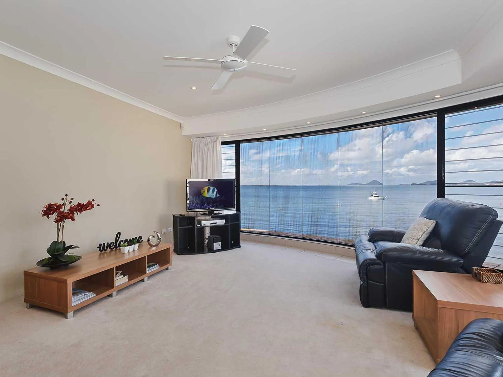 2 137 Soldiers Point Road luxury unit on the waterfront with aircon and free unlimited WiFi