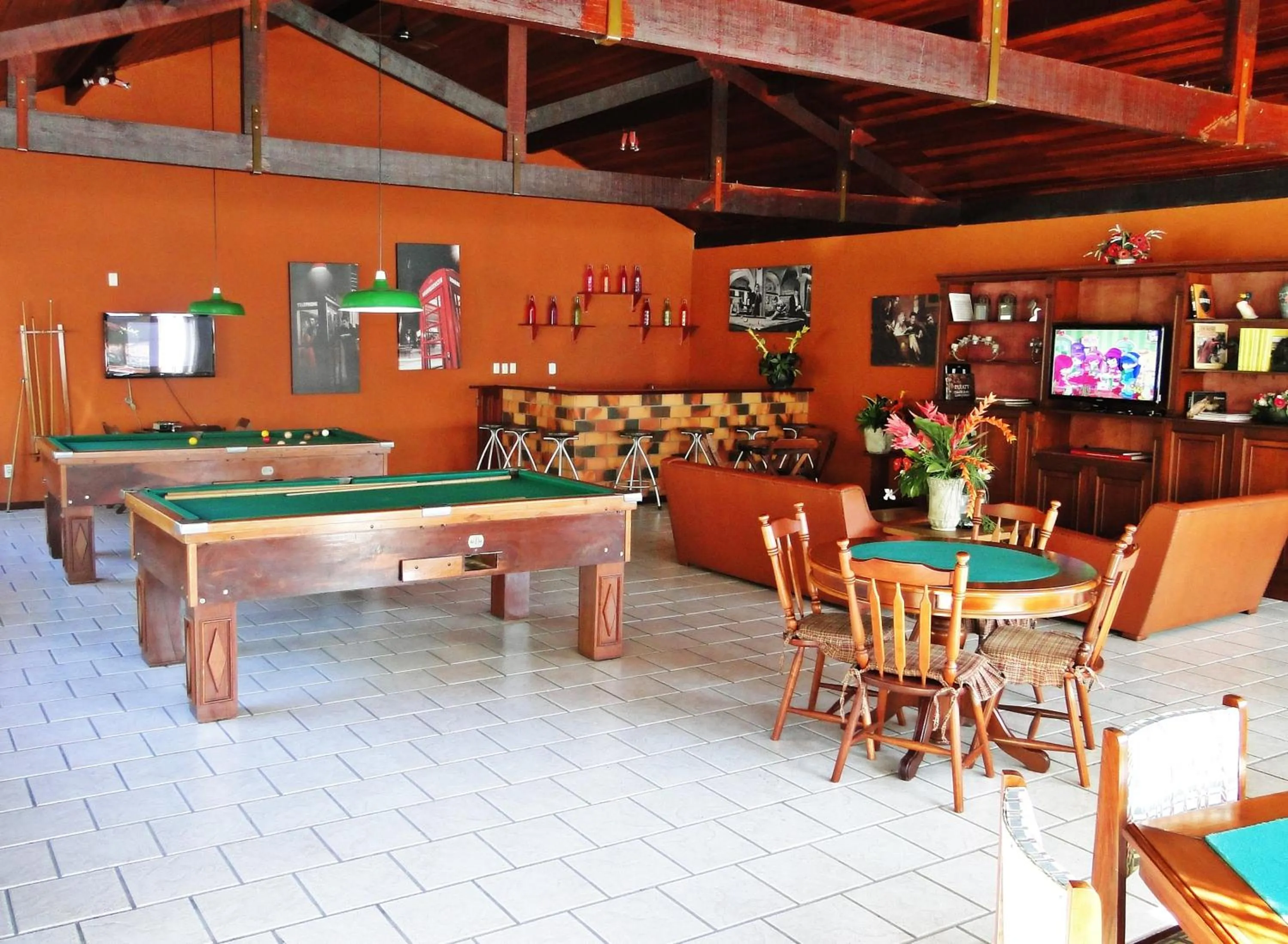 Communal lounge/ TV room in Hotel dos Bretões