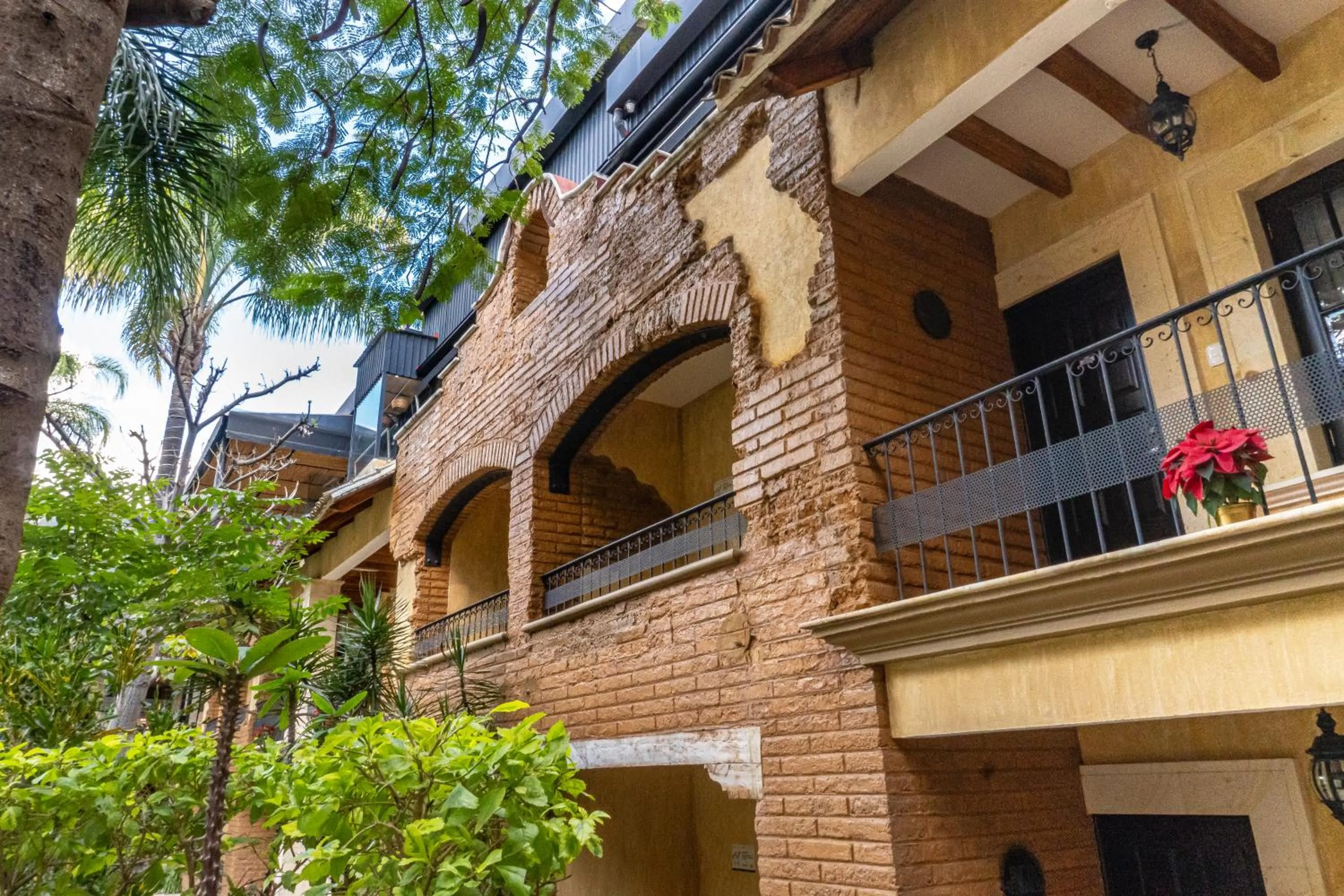 Property building in Casa de Adobe Gallery & Luxury Boutique