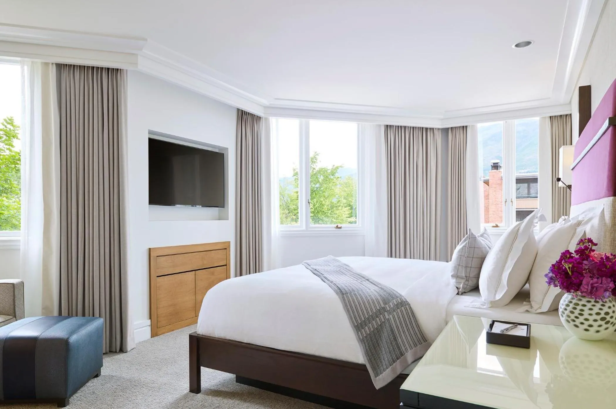 Bedroom, Bed in The Little Nell