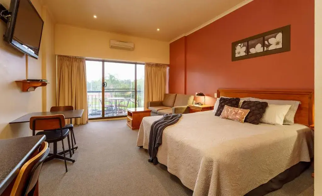 Deluxe King and Sofa Bed Room with River View - Nanya in Hotel Renmark Deluxe King and Sofa Bed Room with River View - Nanya in Hotel Renmark