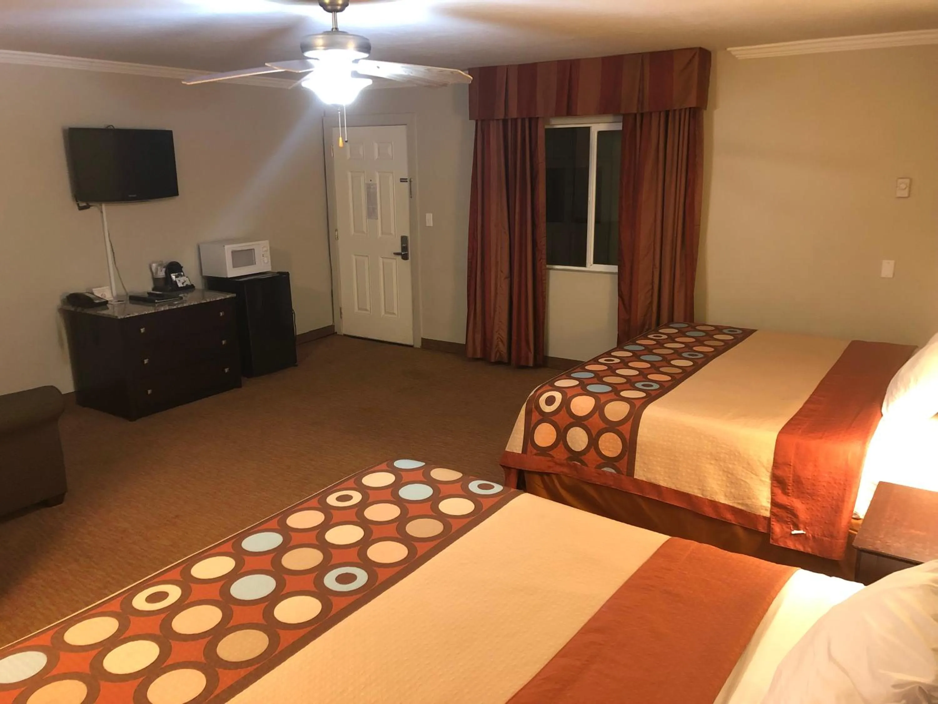 Bedroom, Bed in Global Inn