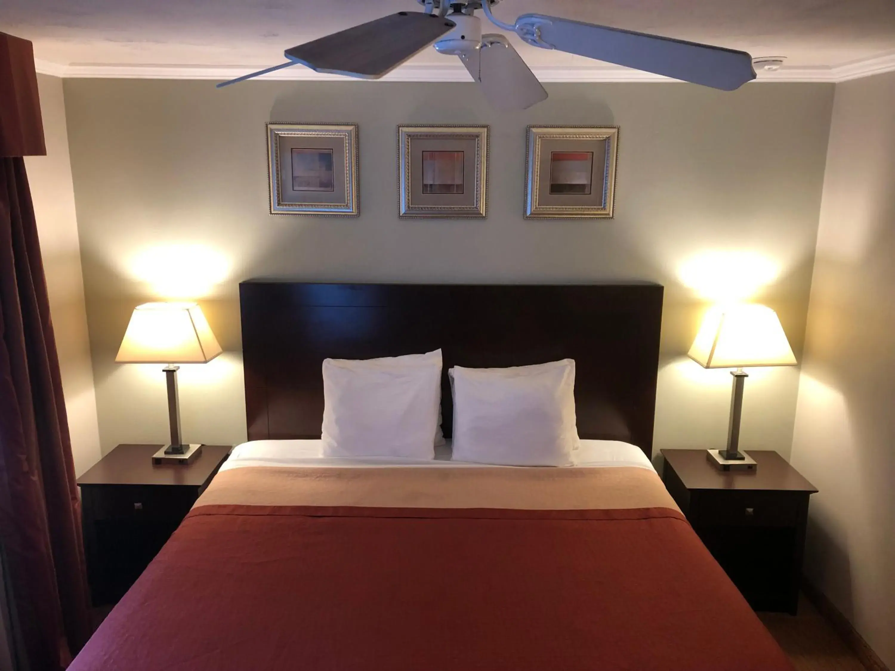 Bedroom, Bed in Global Inn