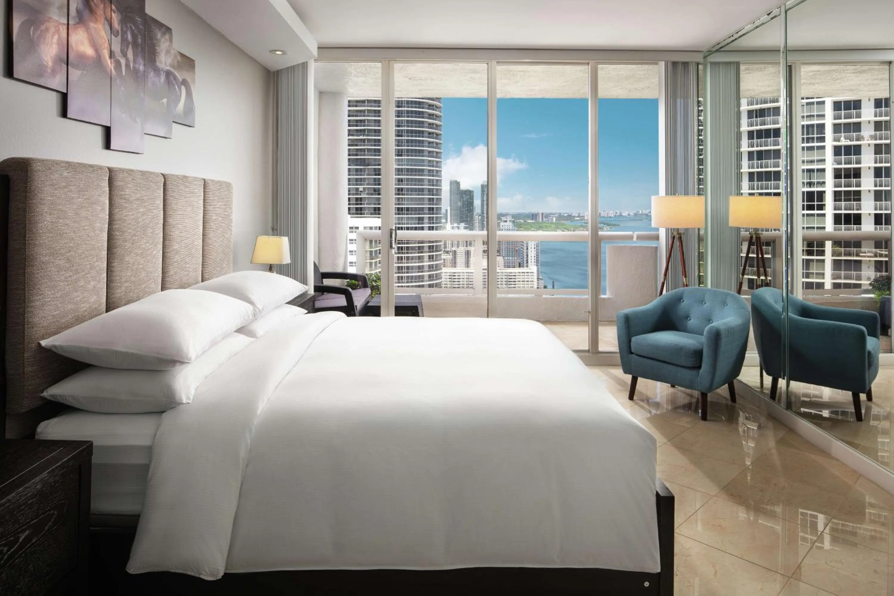 Bed in DoubleTree by Hilton Grand Hotel Biscayne Bay
