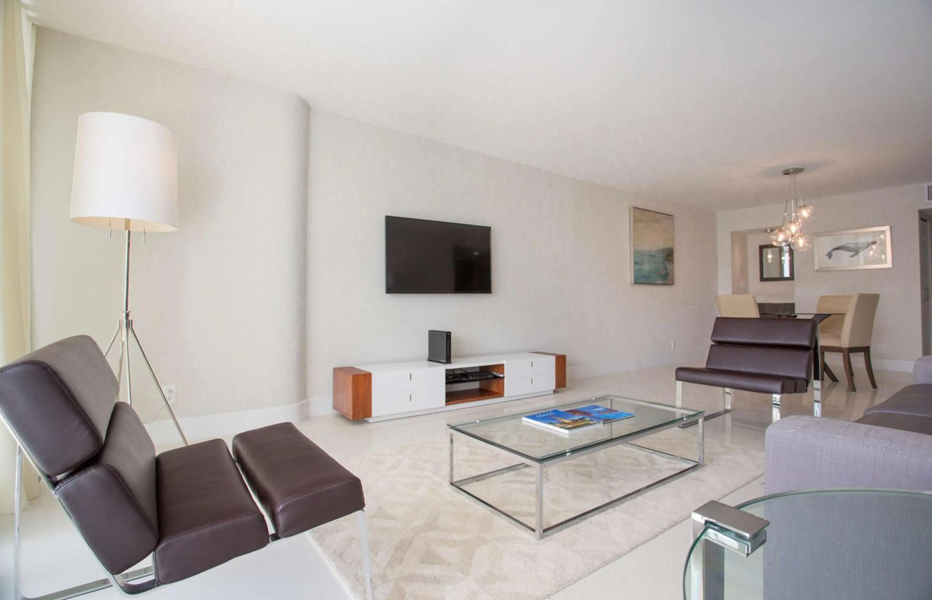 Living room in DoubleTree by Hilton Grand Hotel Biscayne Bay