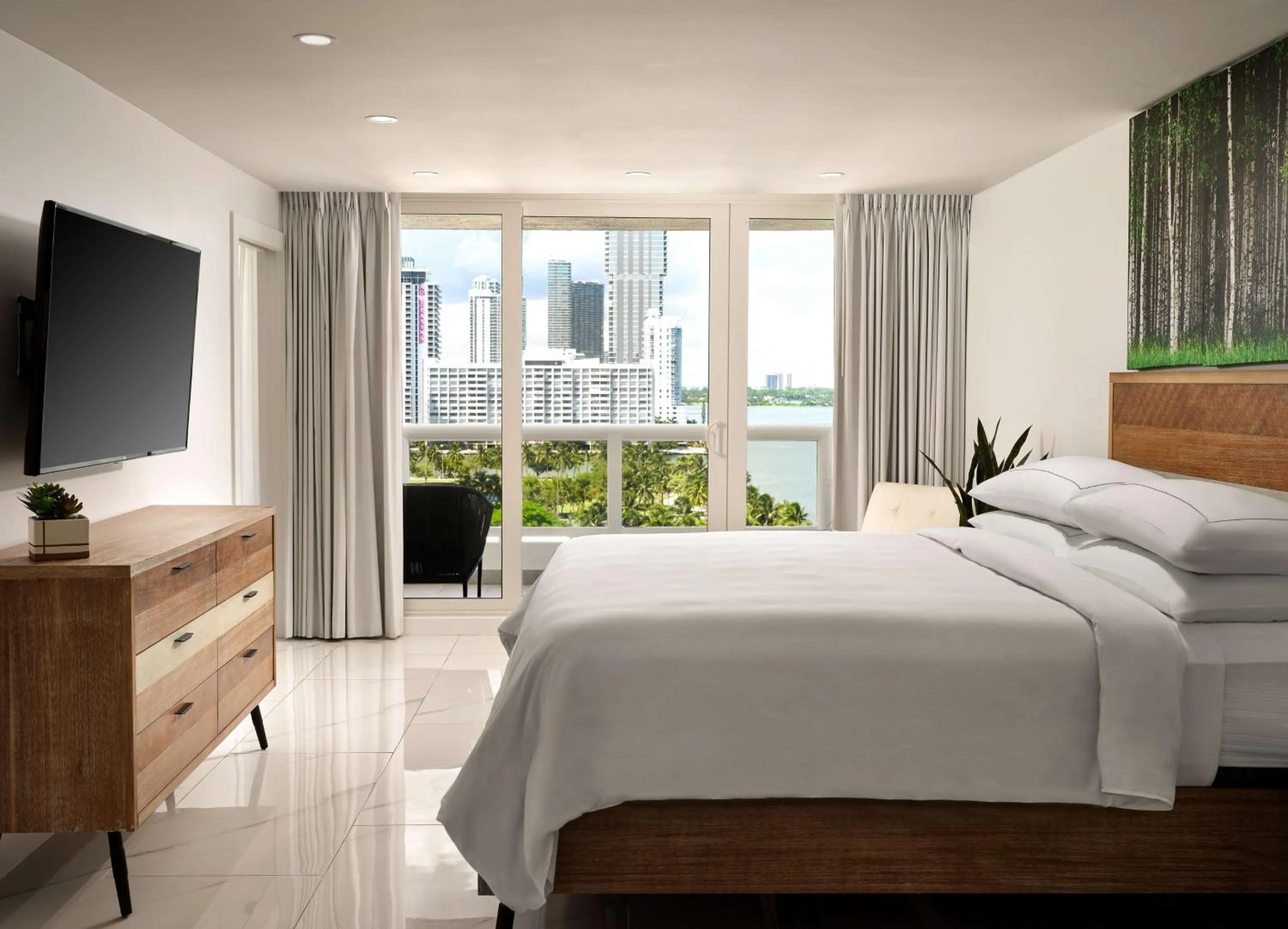 Bed in DoubleTree by Hilton Grand Hotel Biscayne Bay