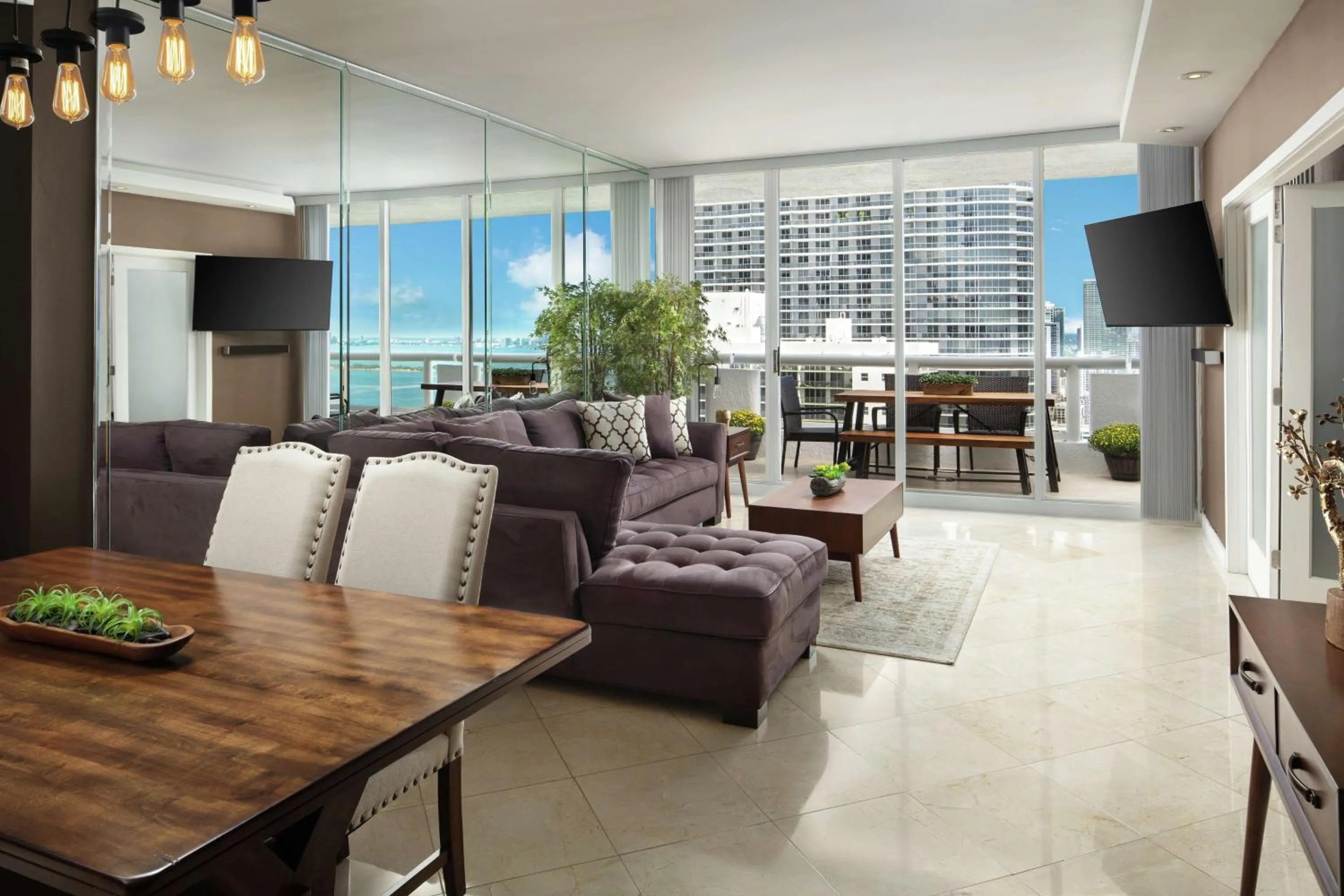 Living room in DoubleTree by Hilton Grand Hotel Biscayne Bay