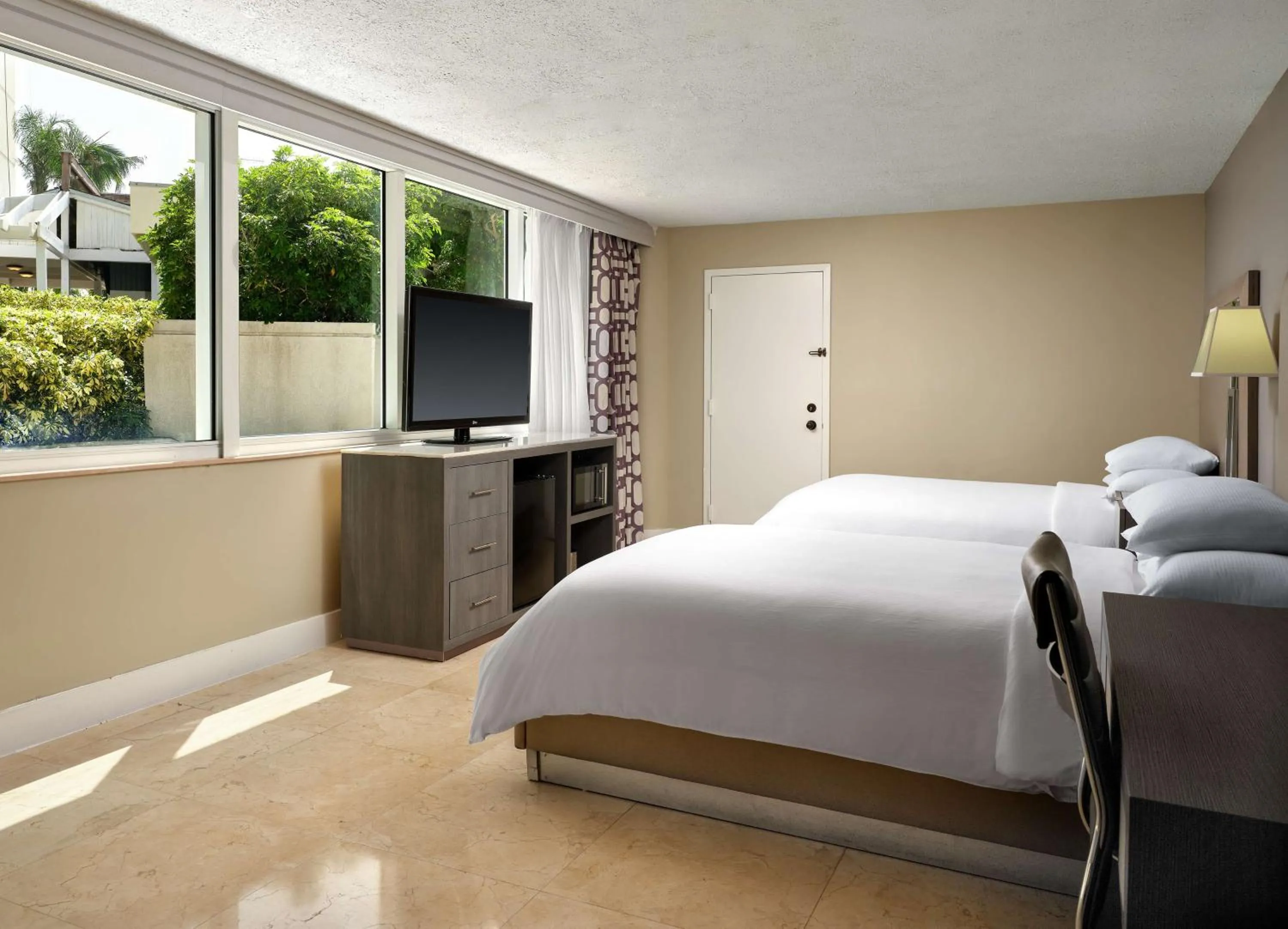Bed in DoubleTree by Hilton Grand Hotel Biscayne Bay