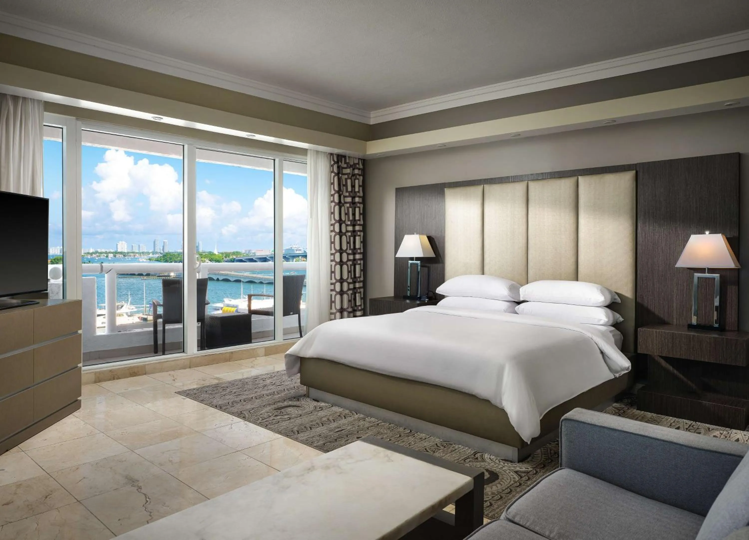 Bed in DoubleTree by Hilton Grand Hotel Biscayne Bay