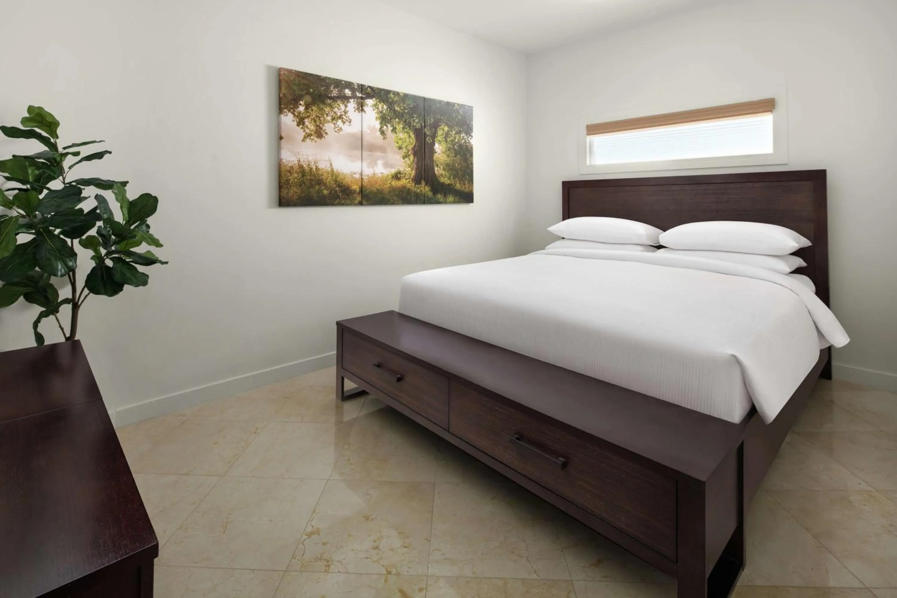 Bed in DoubleTree by Hilton Grand Hotel Biscayne Bay