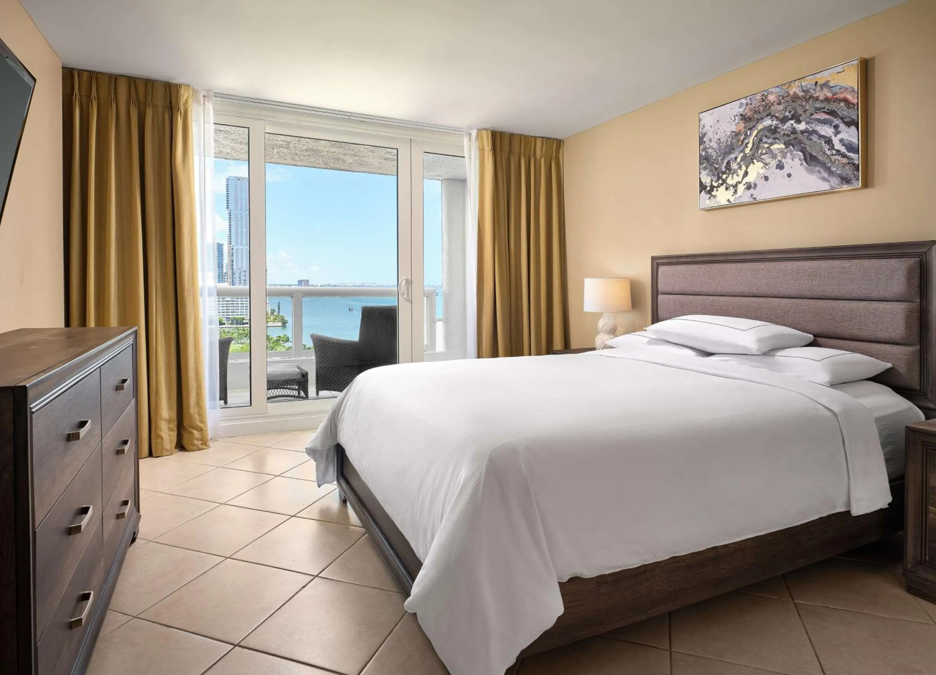 Bed in DoubleTree by Hilton Grand Hotel Biscayne Bay