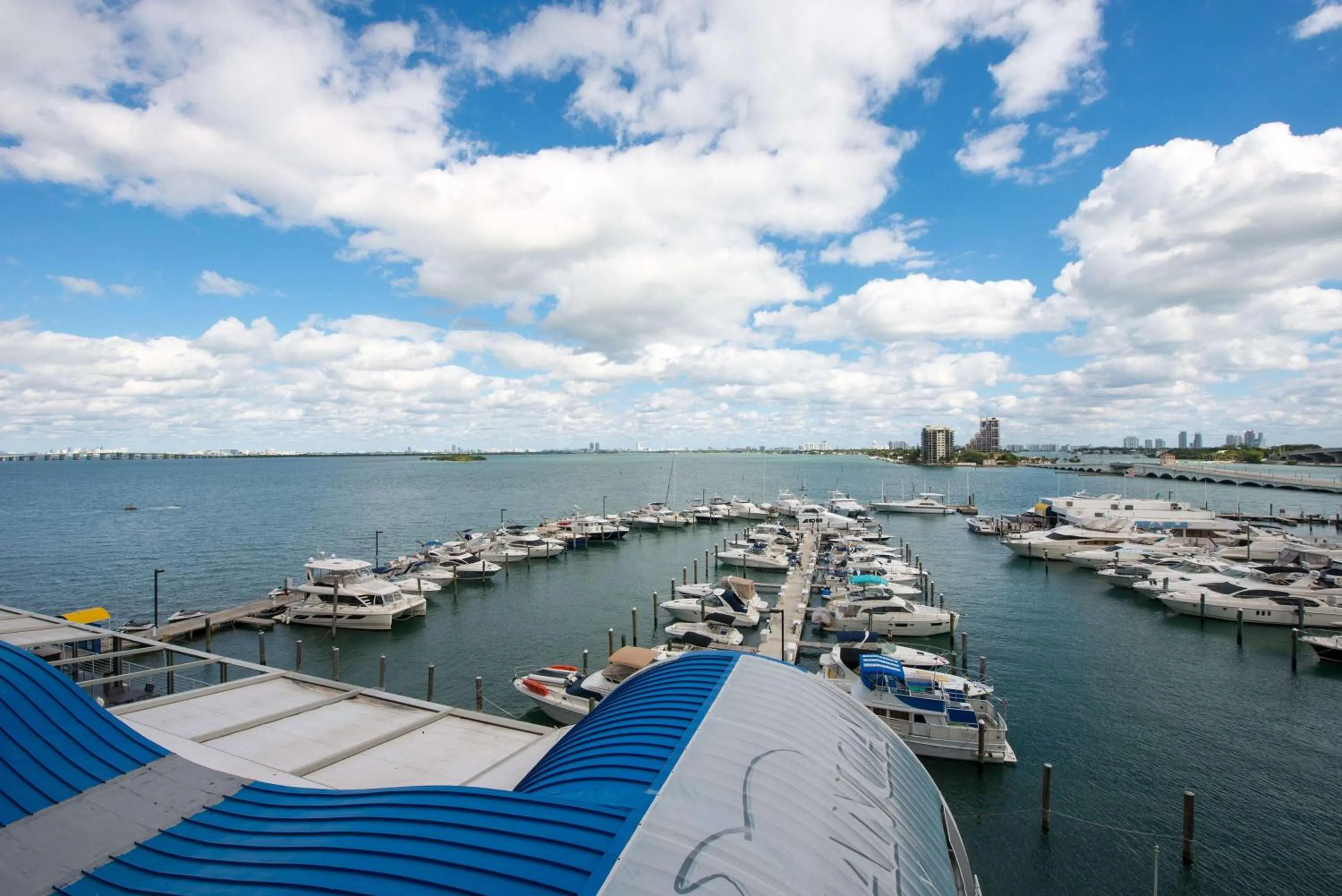 Bed in DoubleTree by Hilton Grand Hotel Biscayne Bay