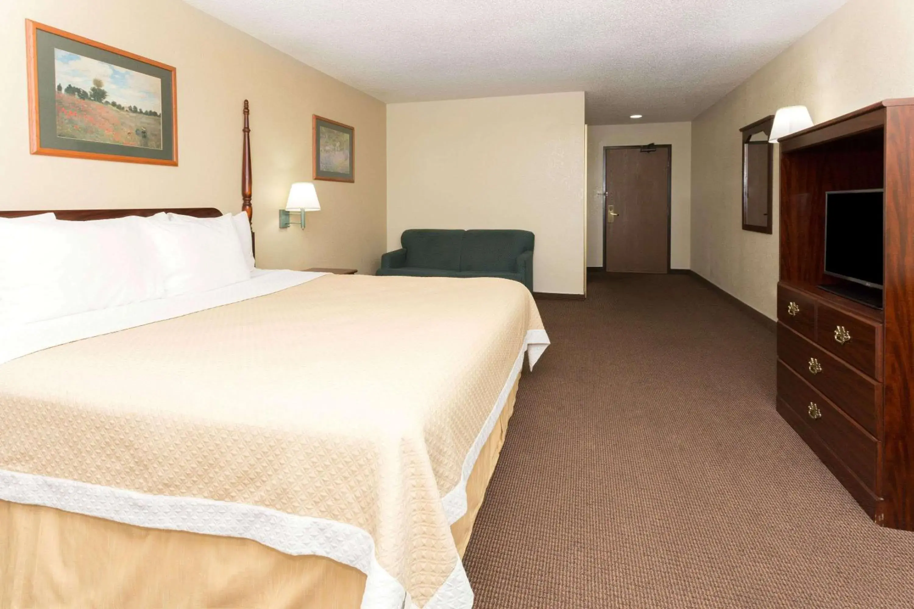Photo of the whole room, Bed in Days Inn by Wyndham Colorado Springs Airport Photo of the whole room, Bed in Days Inn by Wyndham Colorado Springs Airport