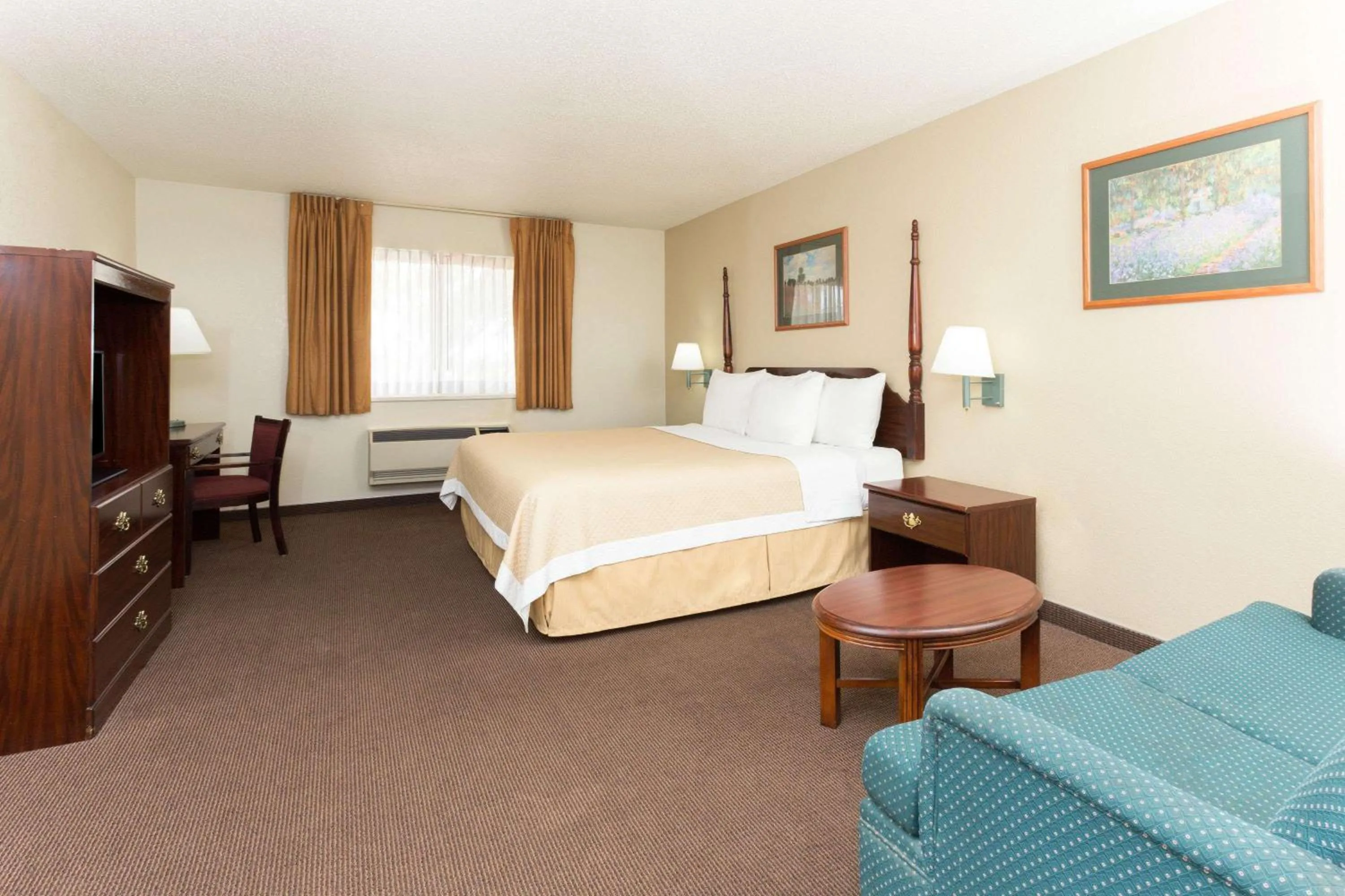 Photo of the whole room, Bed in Days Inn by Wyndham Colorado Springs Airport