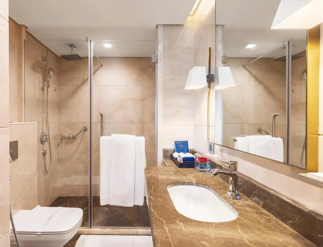 Bathroom in The Oberoi Madina المدينة أوبروي